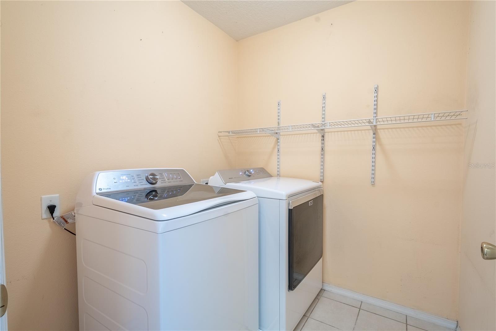 The laundry room (4' x 6') features a washer and ceramic tile floor.