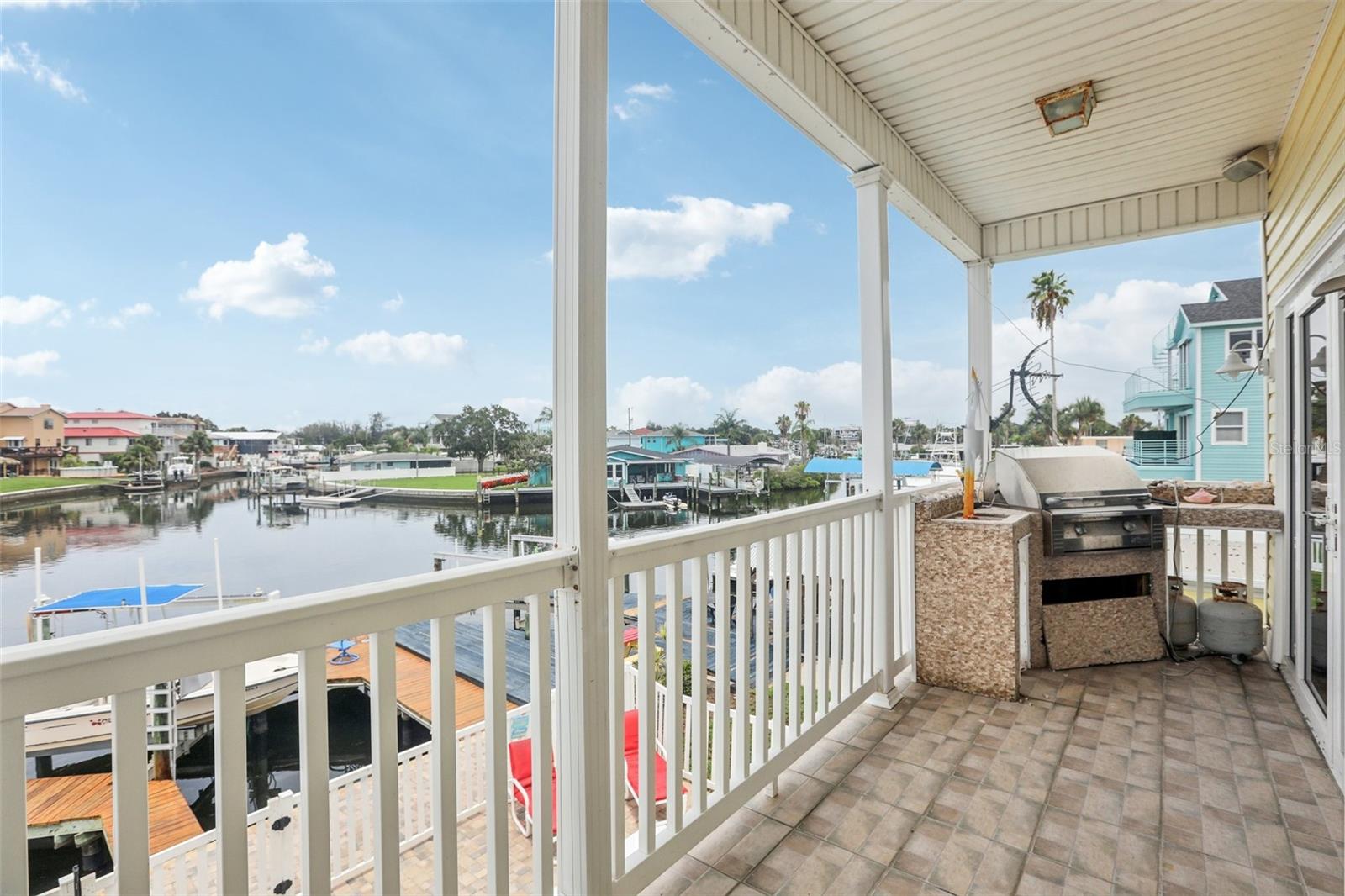 2nd floor deck with gas grill