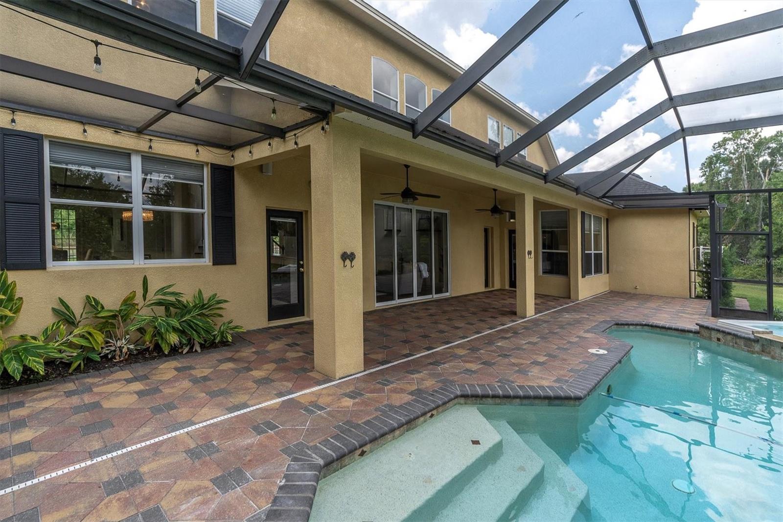 COVERED PATIO & SCREENED LANAI FOR ALFRESCO DINING