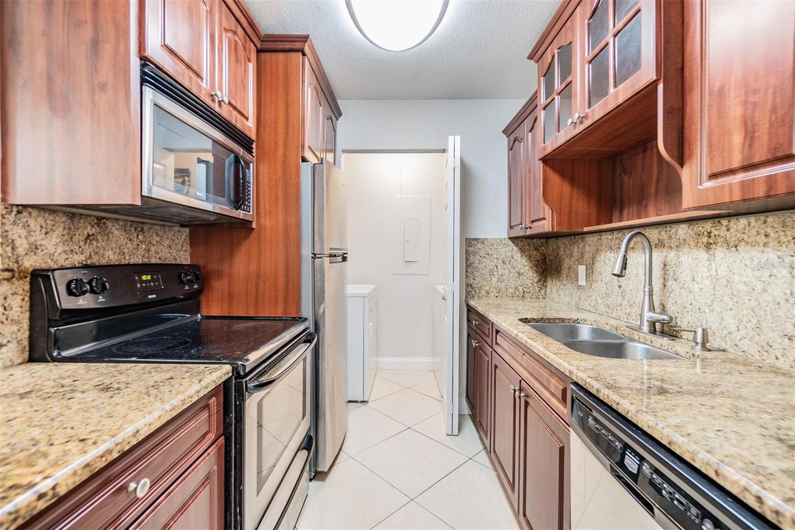 Kitchen w/granite countertops