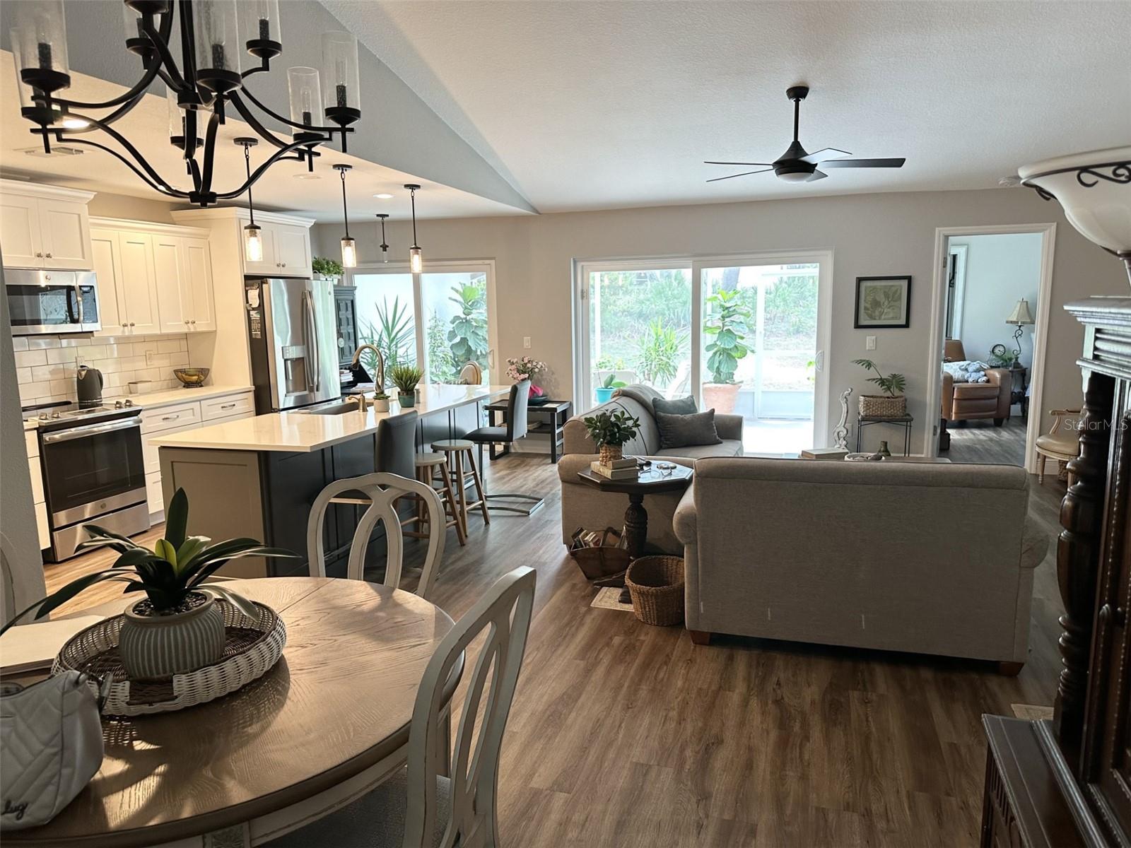 DINING ROOM TO LANAI