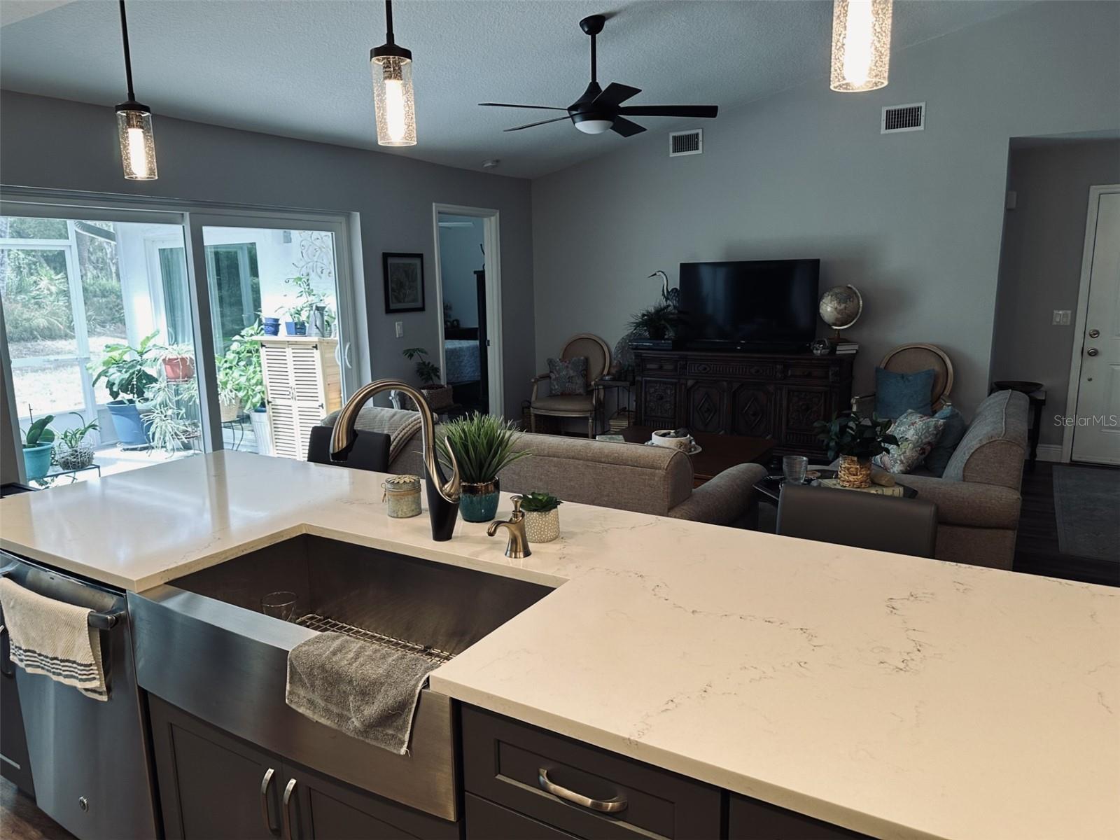 KITCHEN TOWARDS LANAI