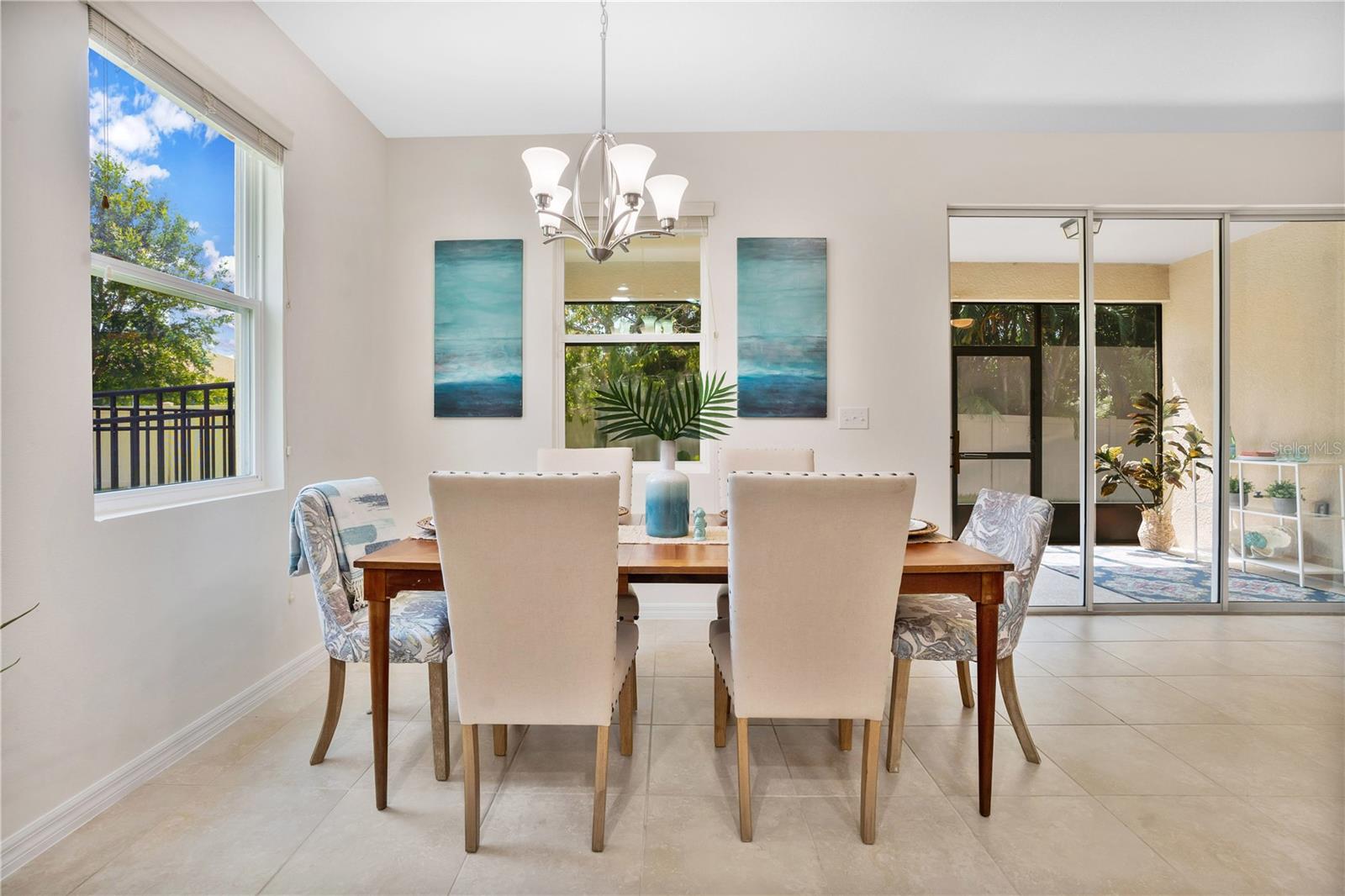 Spacious Dining Area with easy access to the lanai for indoor/outdoor dining