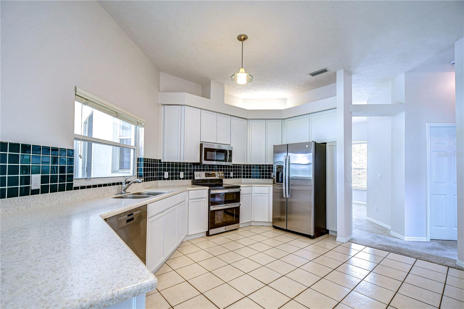 Large Kitchen with NEW stainless appliances!