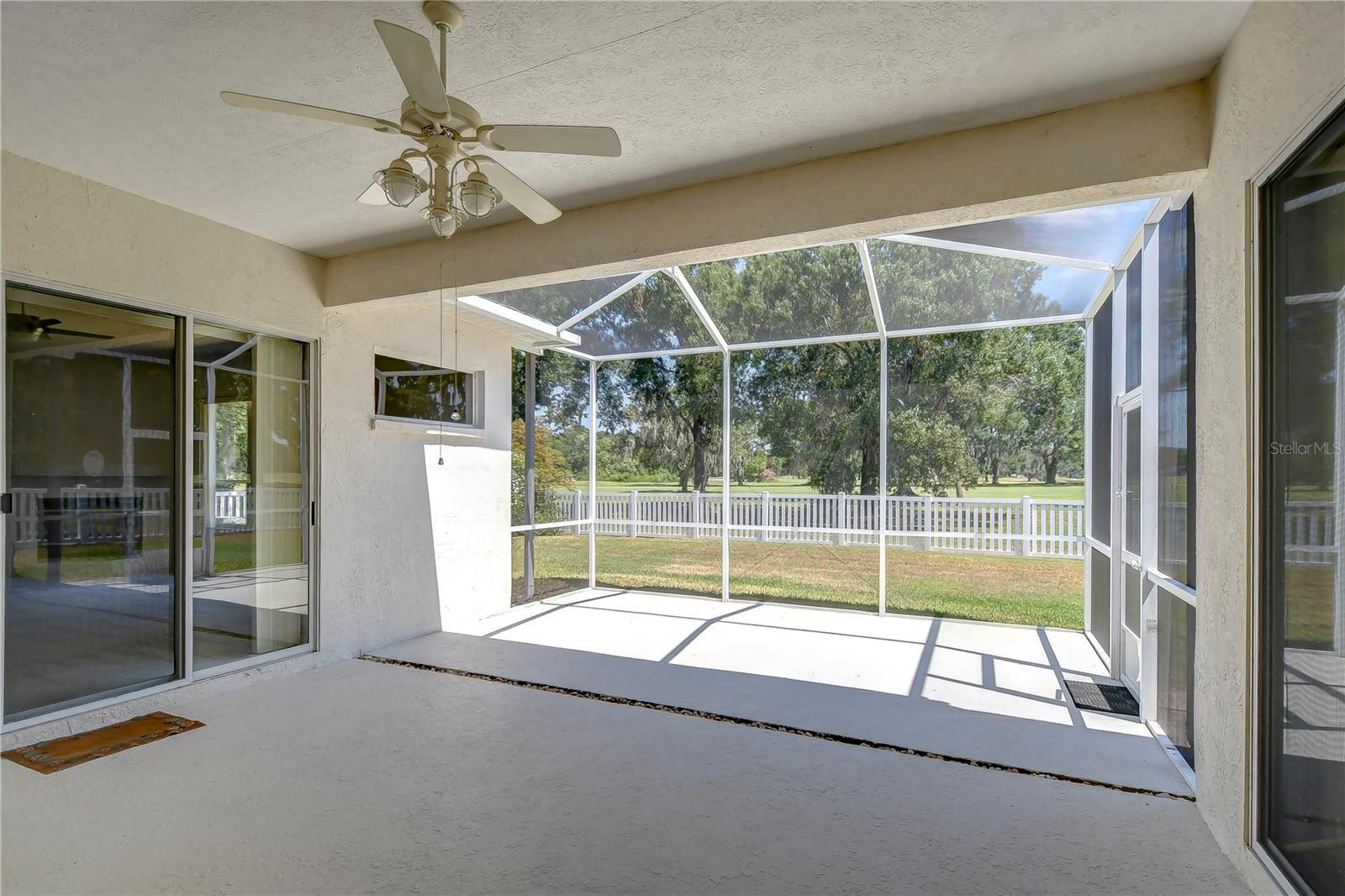 Large screened lanai!