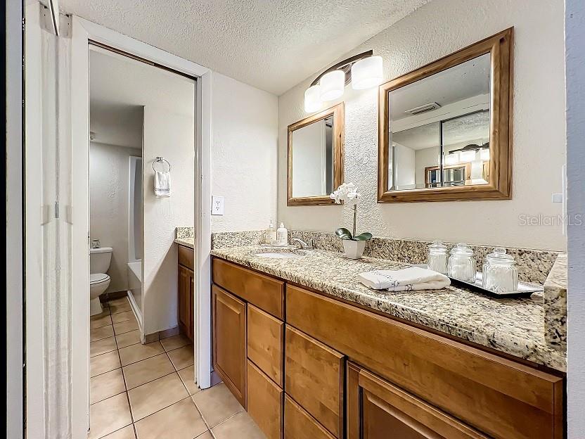 Expansive bath vanity with double mirrors