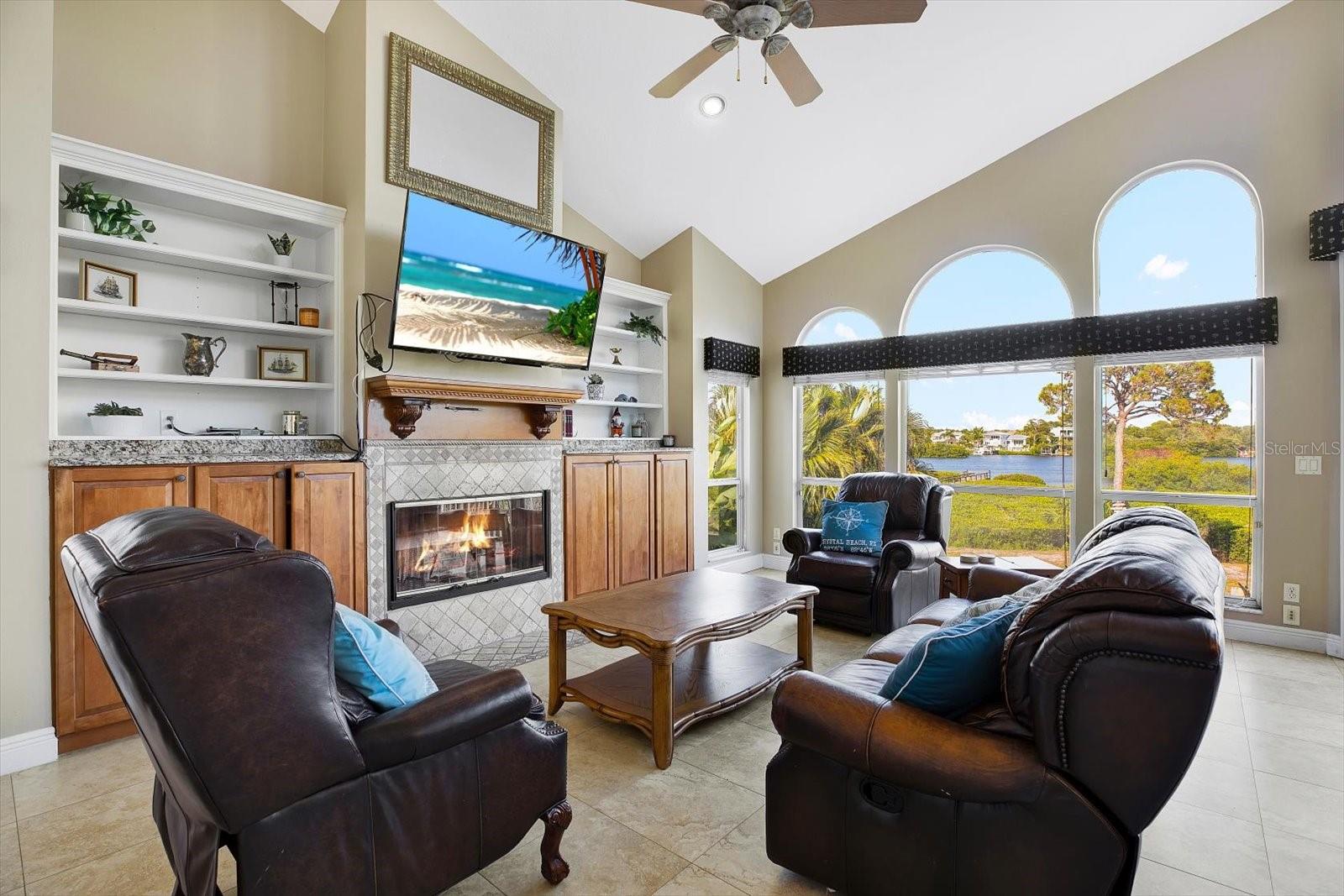For when you want to do something other than bird watching! Sit back and relax in this spacious family room