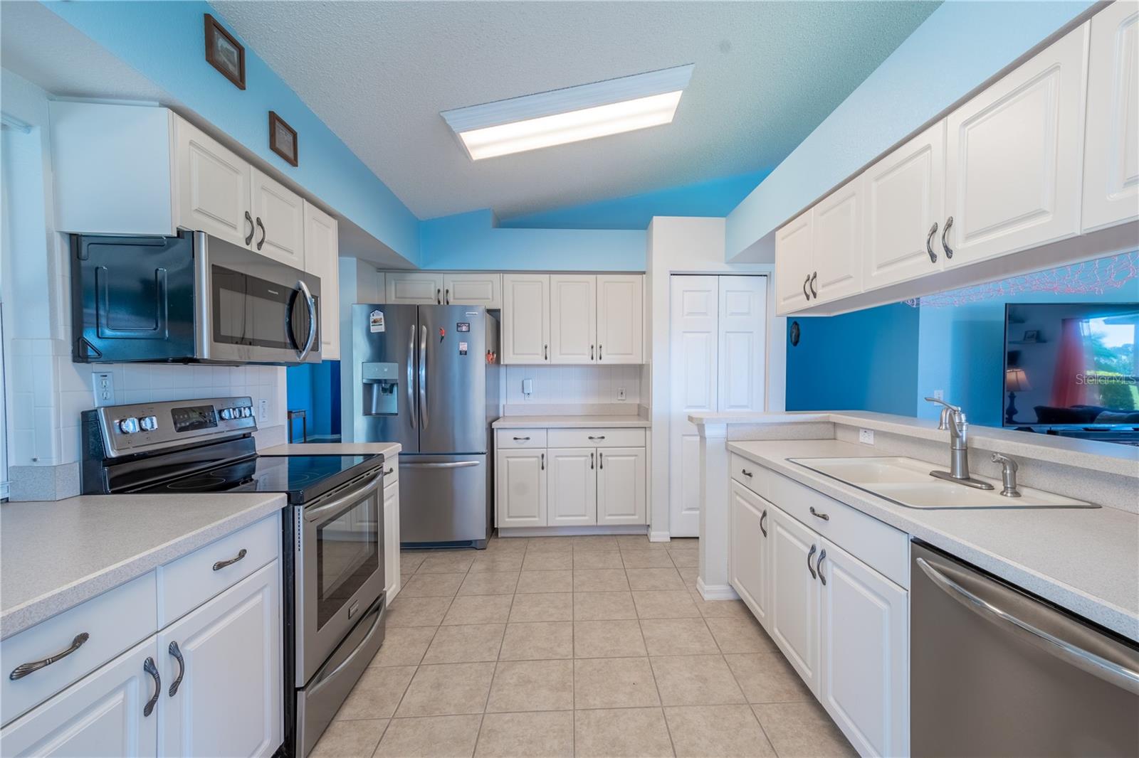 The kitchen features a vaulted ceiling and a closet pantry.