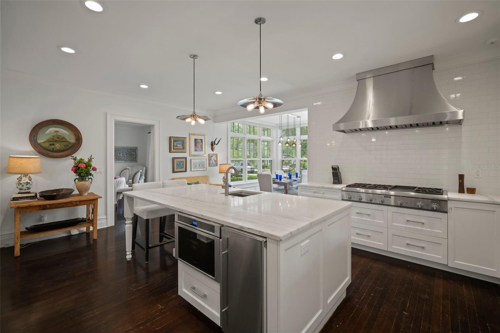 MARBLE COUNTERS... THE FRENCH LIKE IT THIS WAY