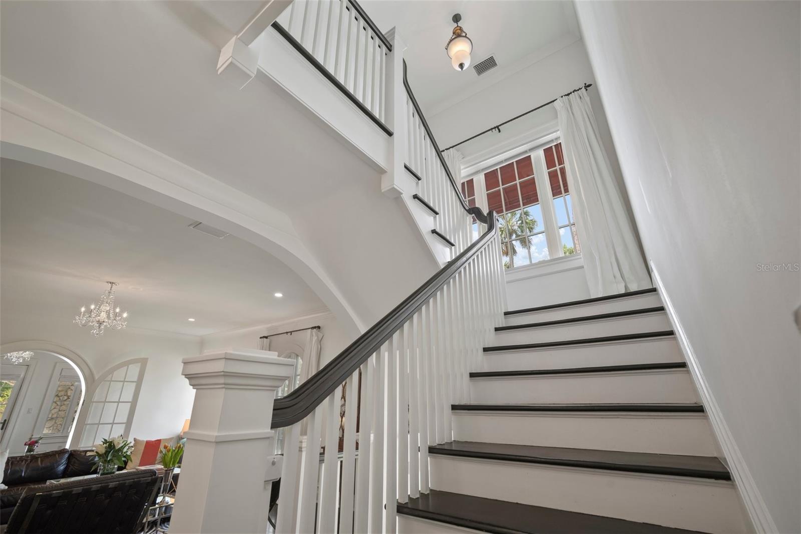 GRACIOUS FRONT STAIRCASE