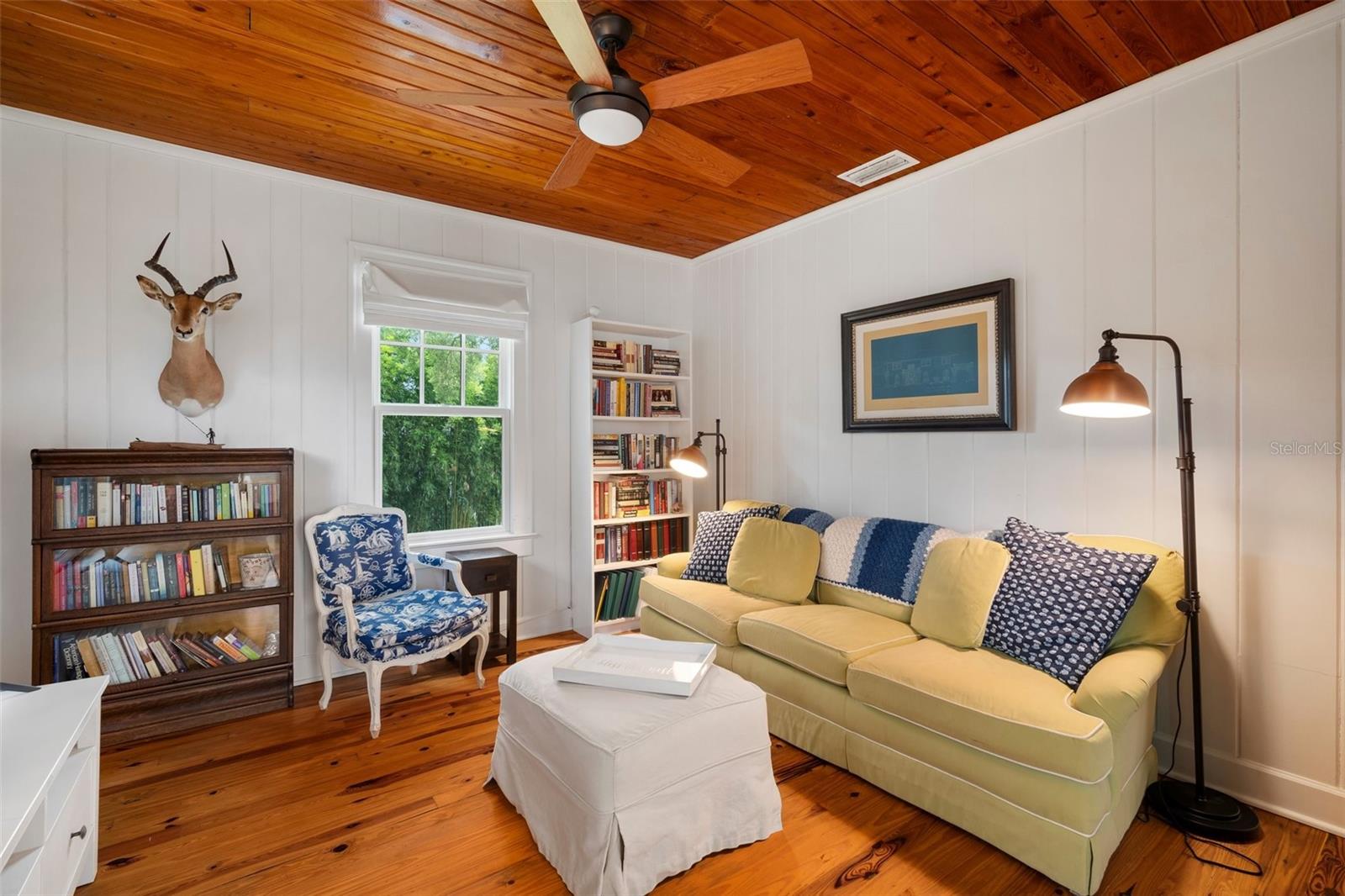 COZY LIVING ROOM IN GUEST HOUSE