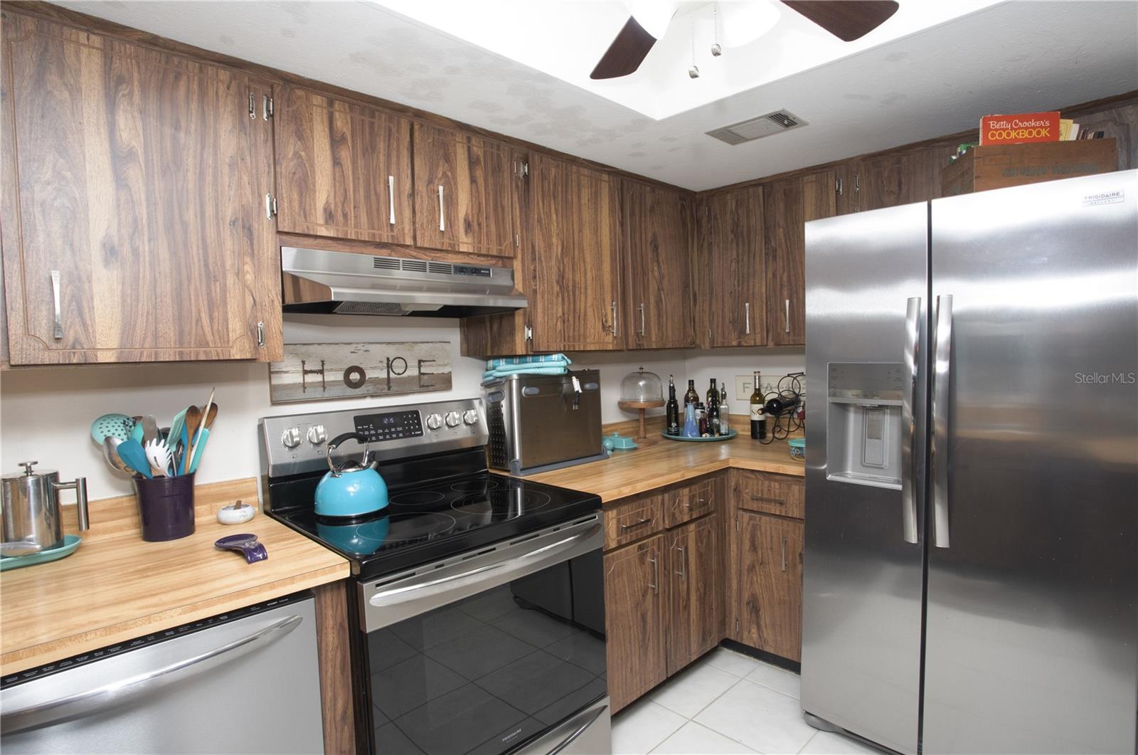 KITCHEN WITH NEWER APPLIANCES