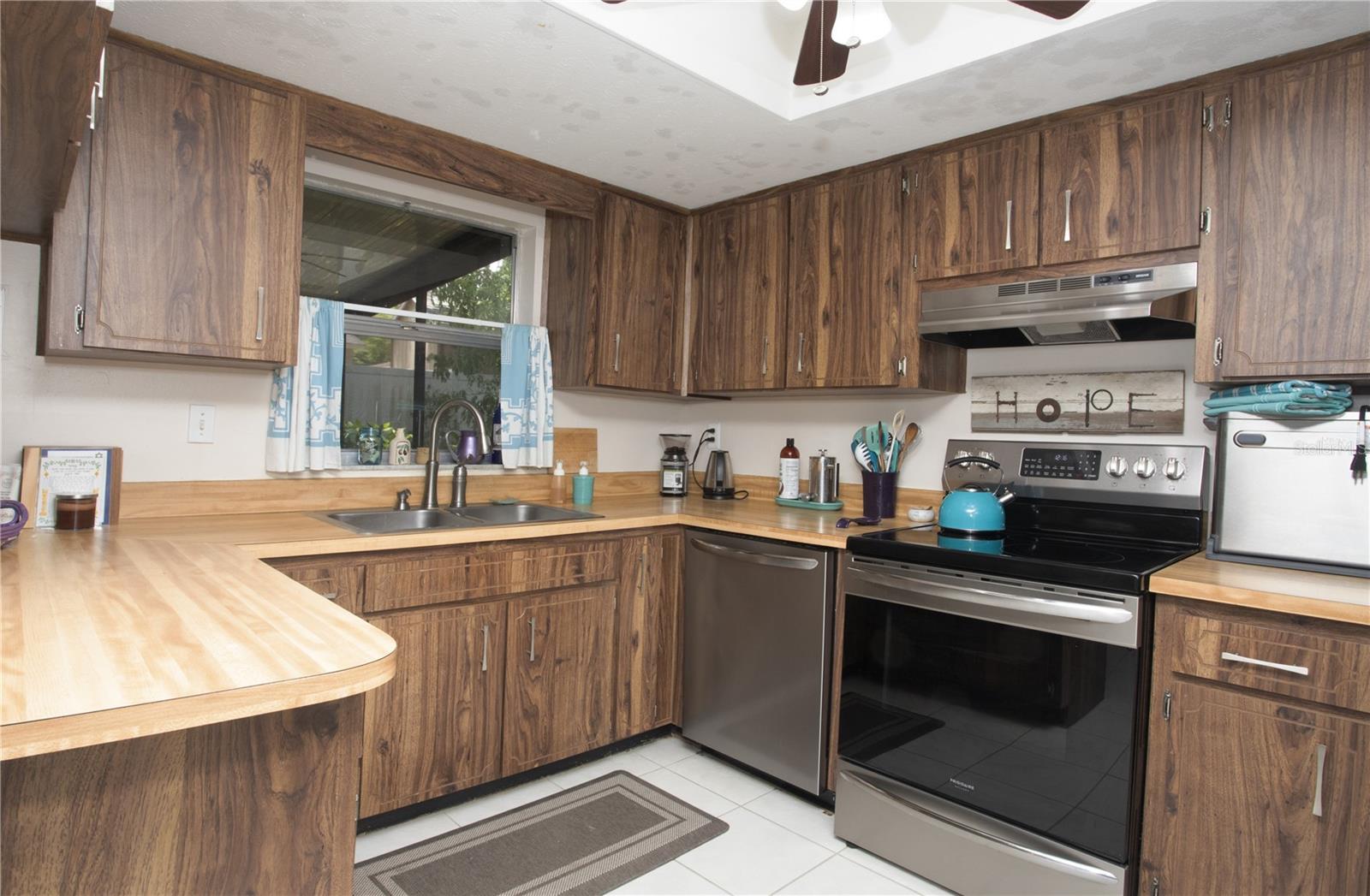 KITCHEN WITH NEWER APPLIANCES