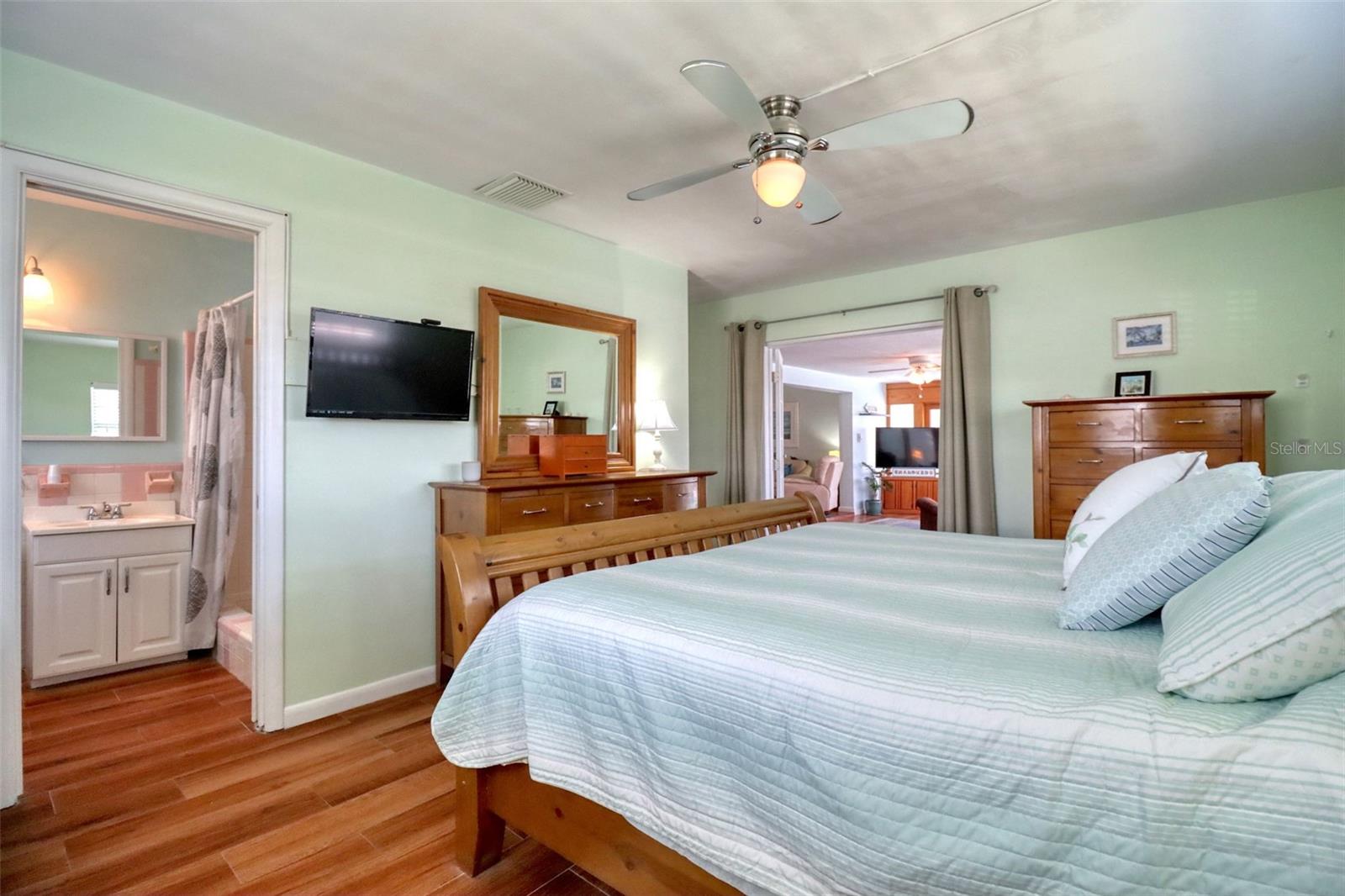 Master Bedroom with en-suite bathroom