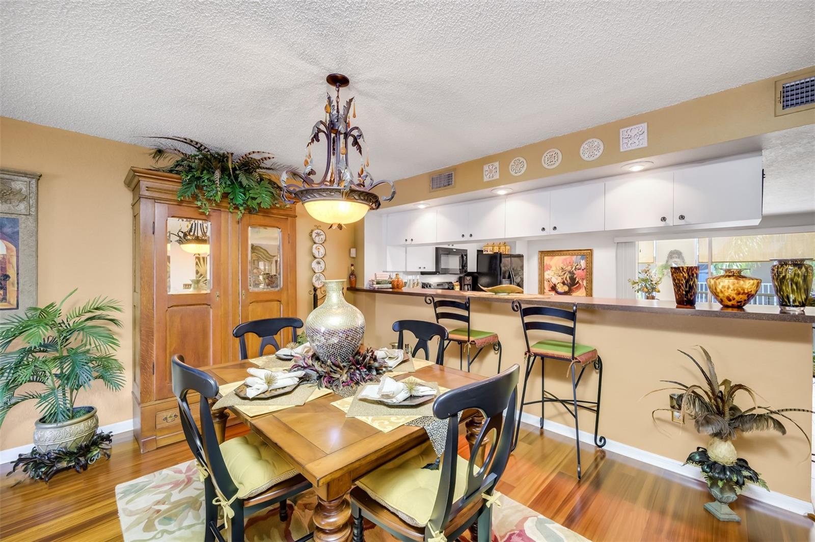 Dining room, kitchen bar