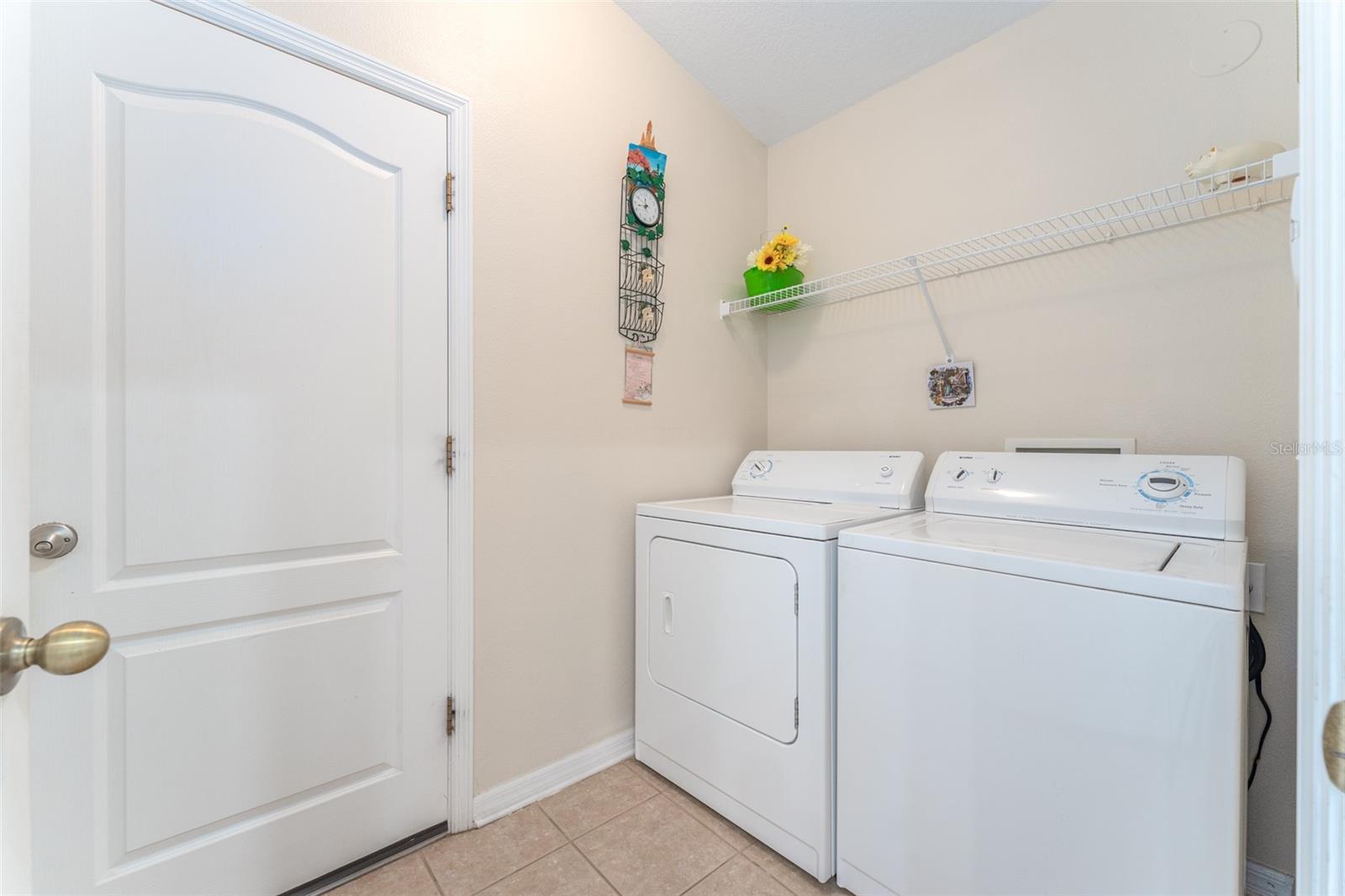 Laundry Room - Washer and Dryer Convey
