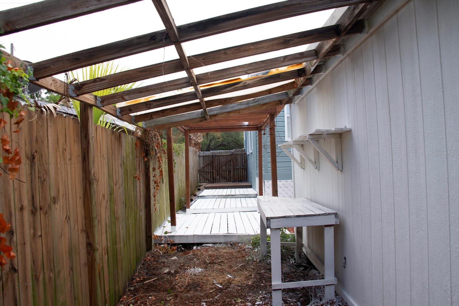 potting table on side of Utility shed