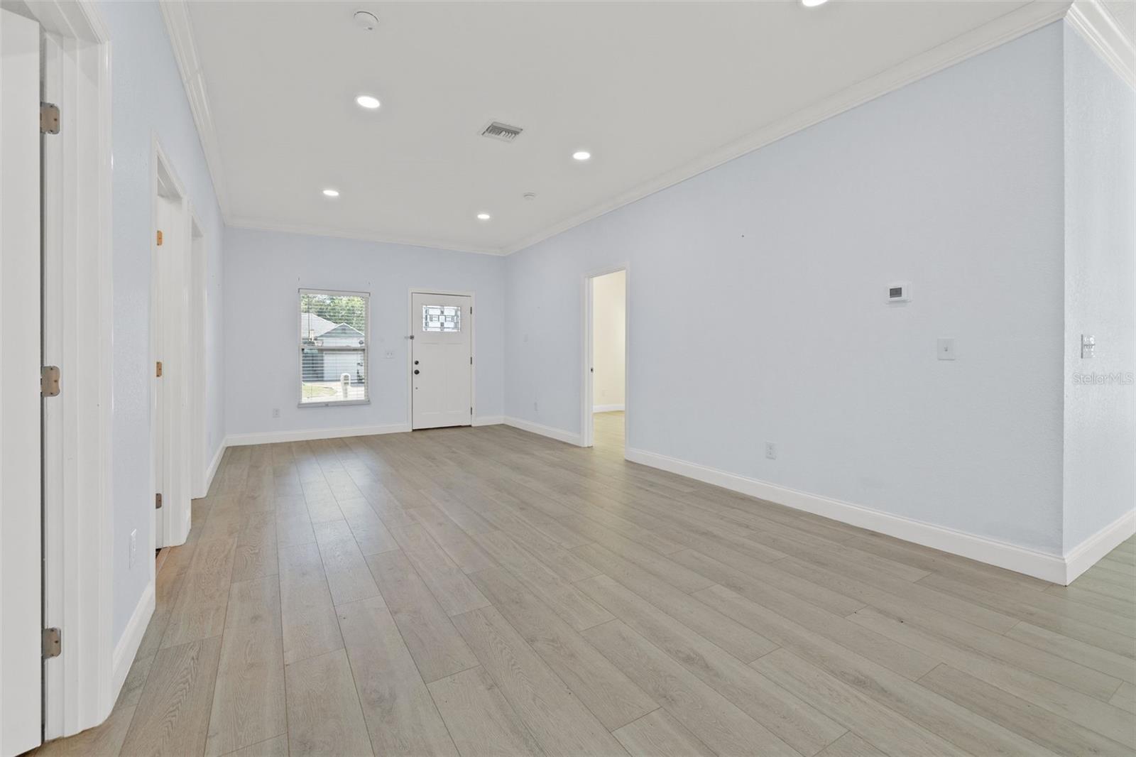 Spacious living room - 9ft ceilings