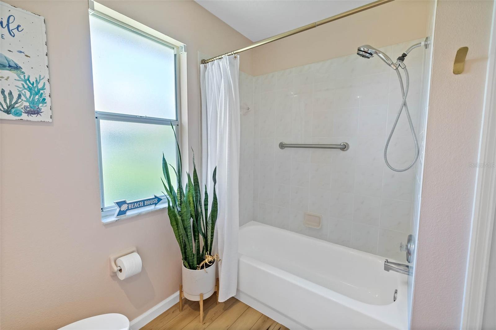 Guest bathroom shower/tub combo.