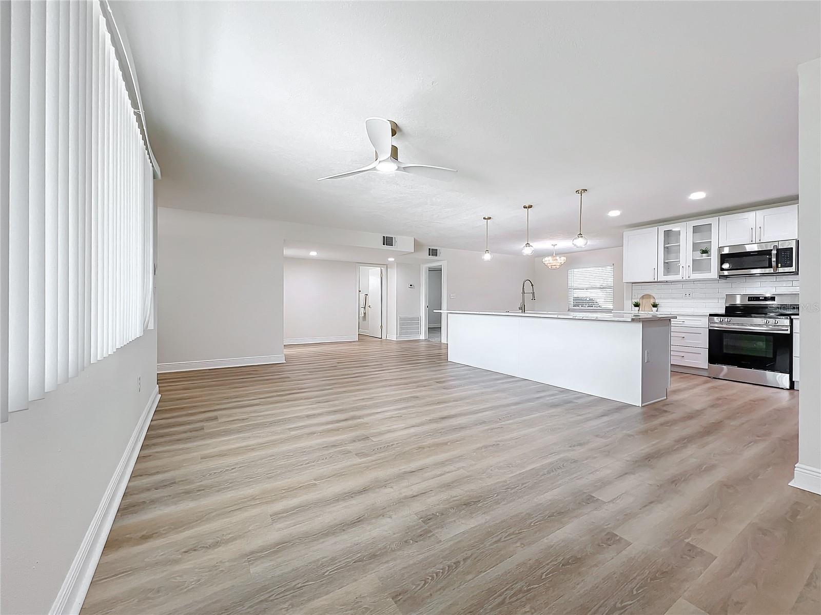 LIVING ROOM/KITCHEN COMBO