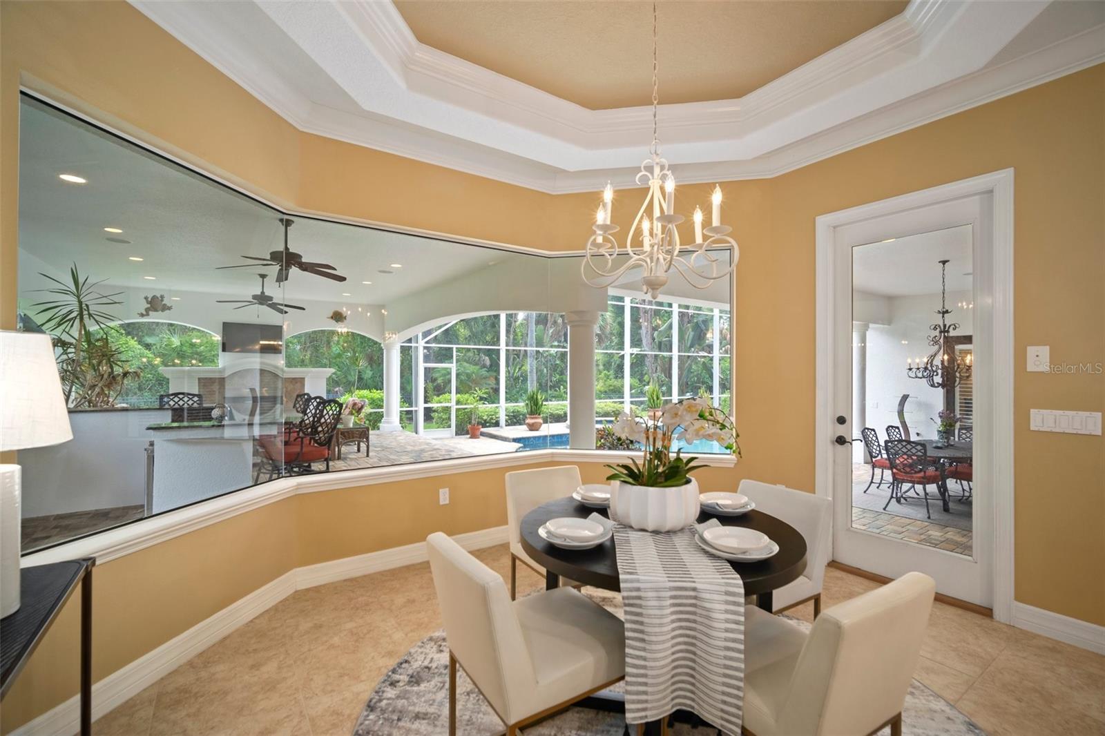 Breakfast room with seamless glass