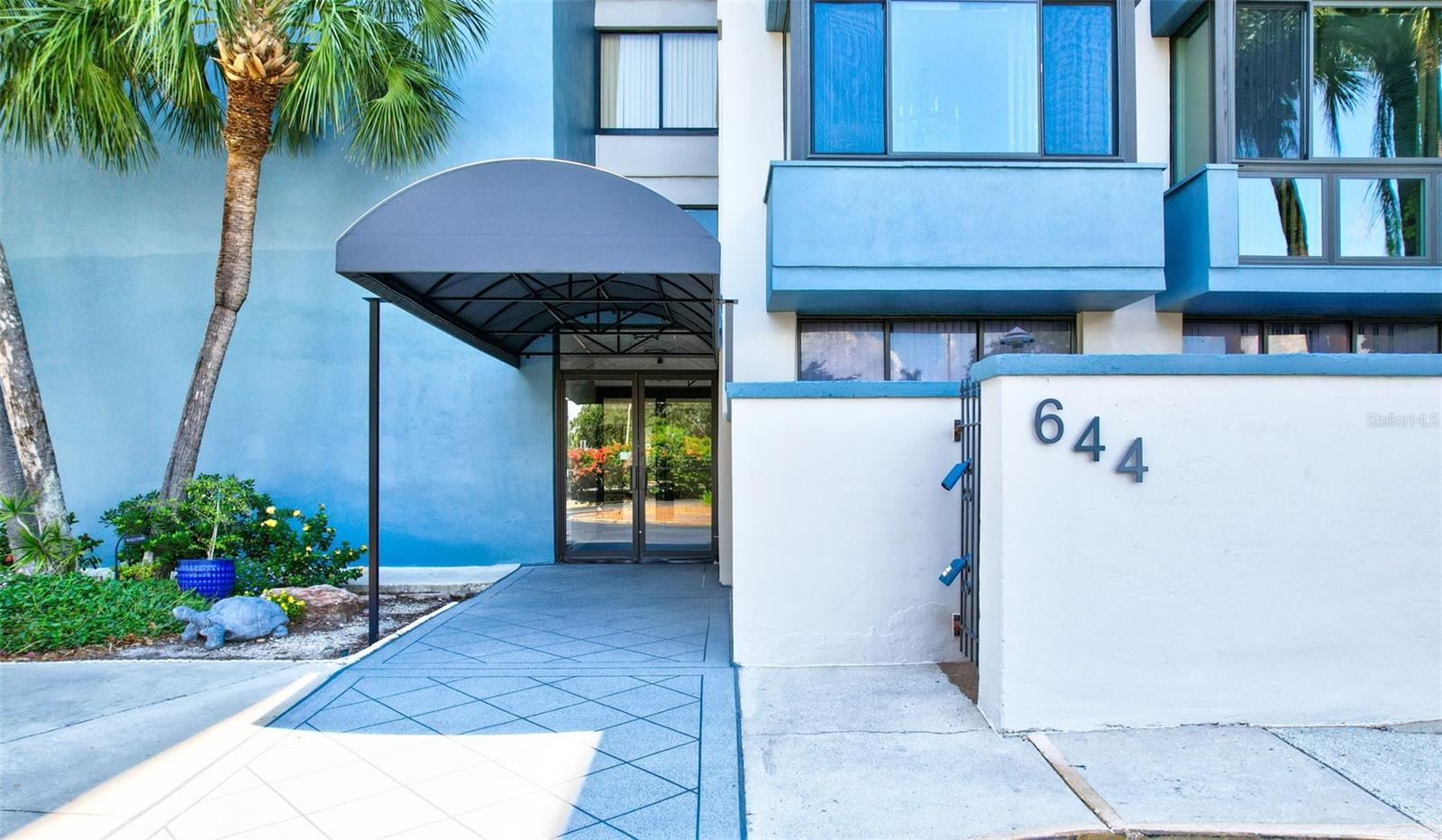 Step into this inviting unit through a welcoming entrance of the condo that welcomes you with comfort and style.