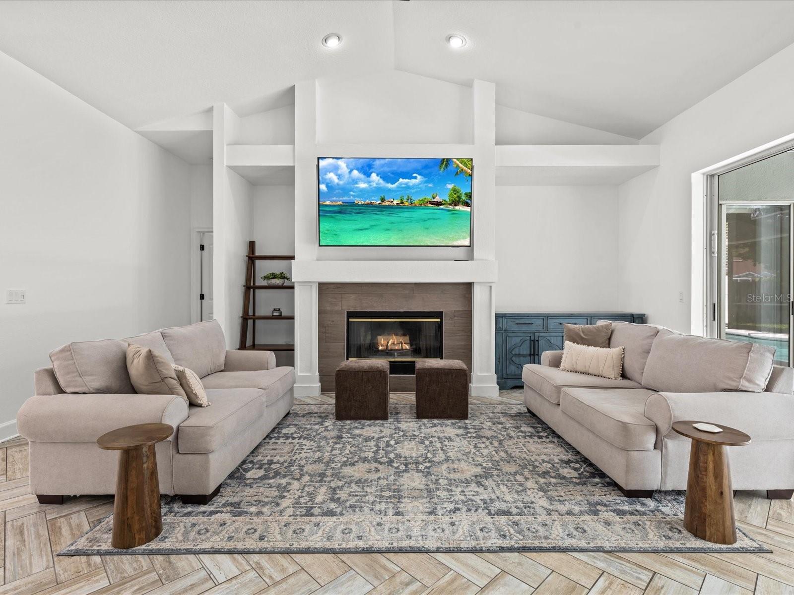 Spacious Livingroom with Custom Built Ins, Fireplace