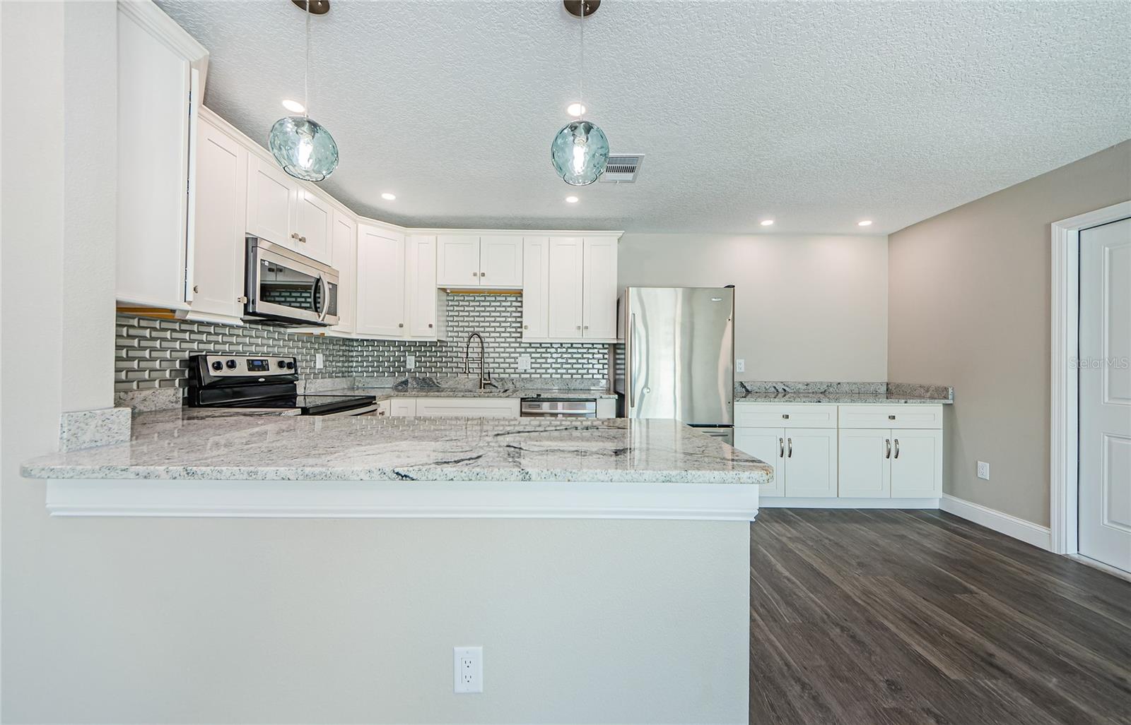 Open Kitchen with Granite Peninsula