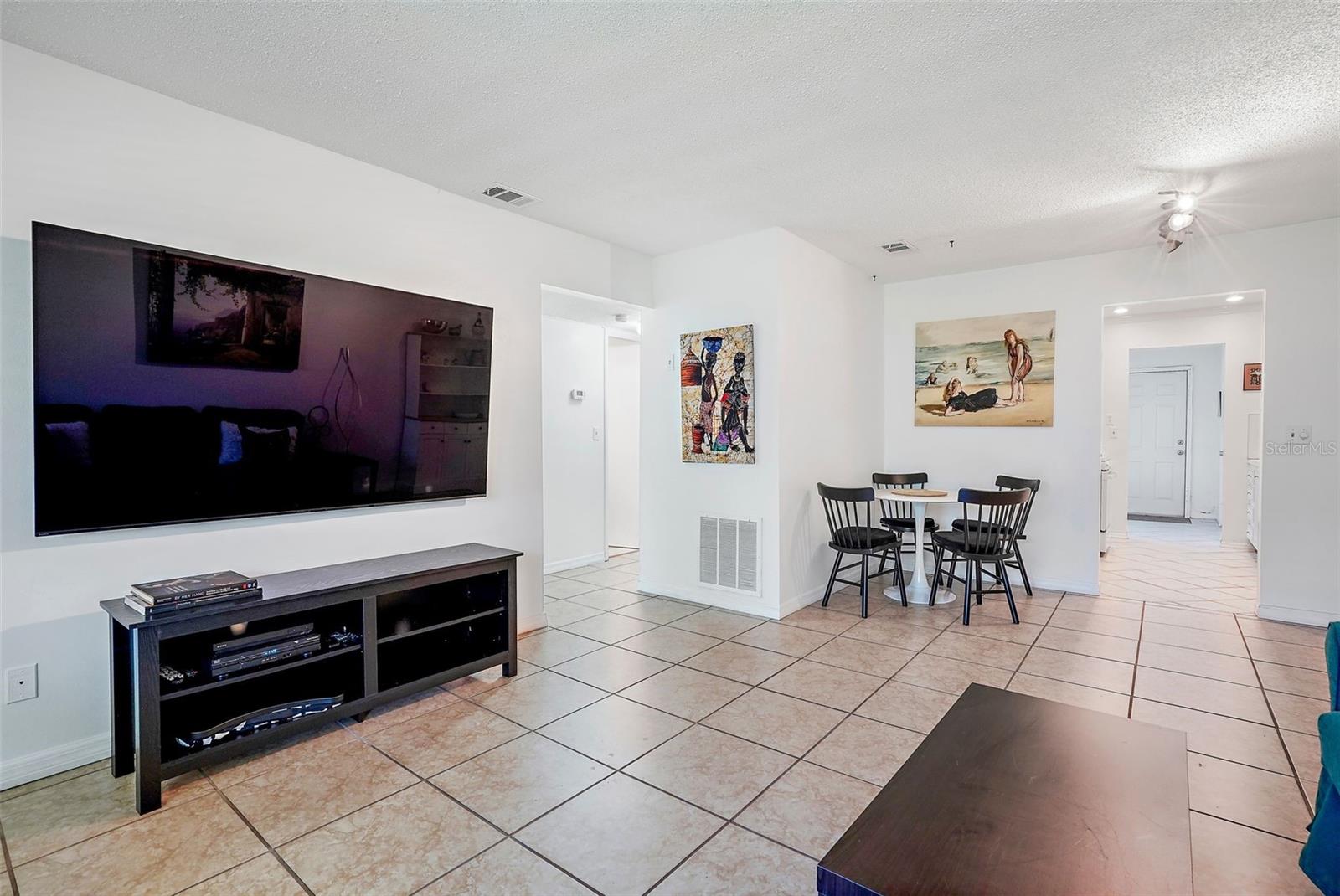 Living room/dining nook