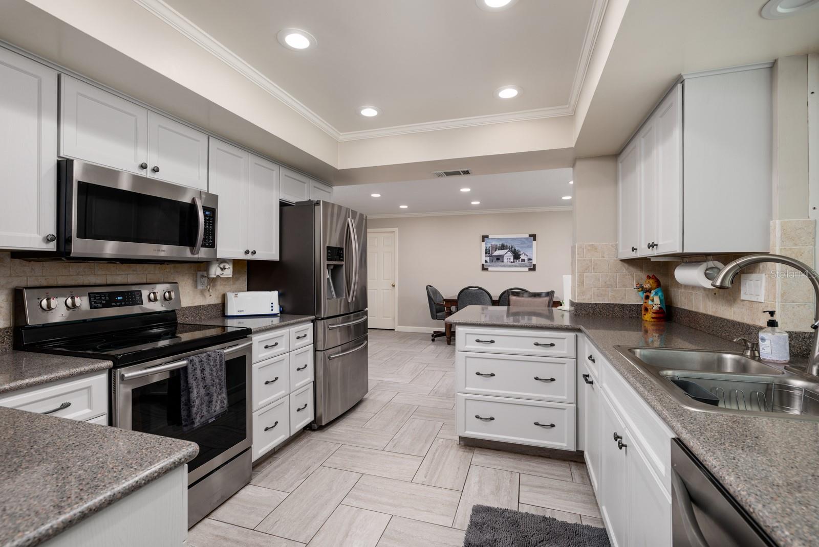 Kitchen - view to Breakfast Nook.