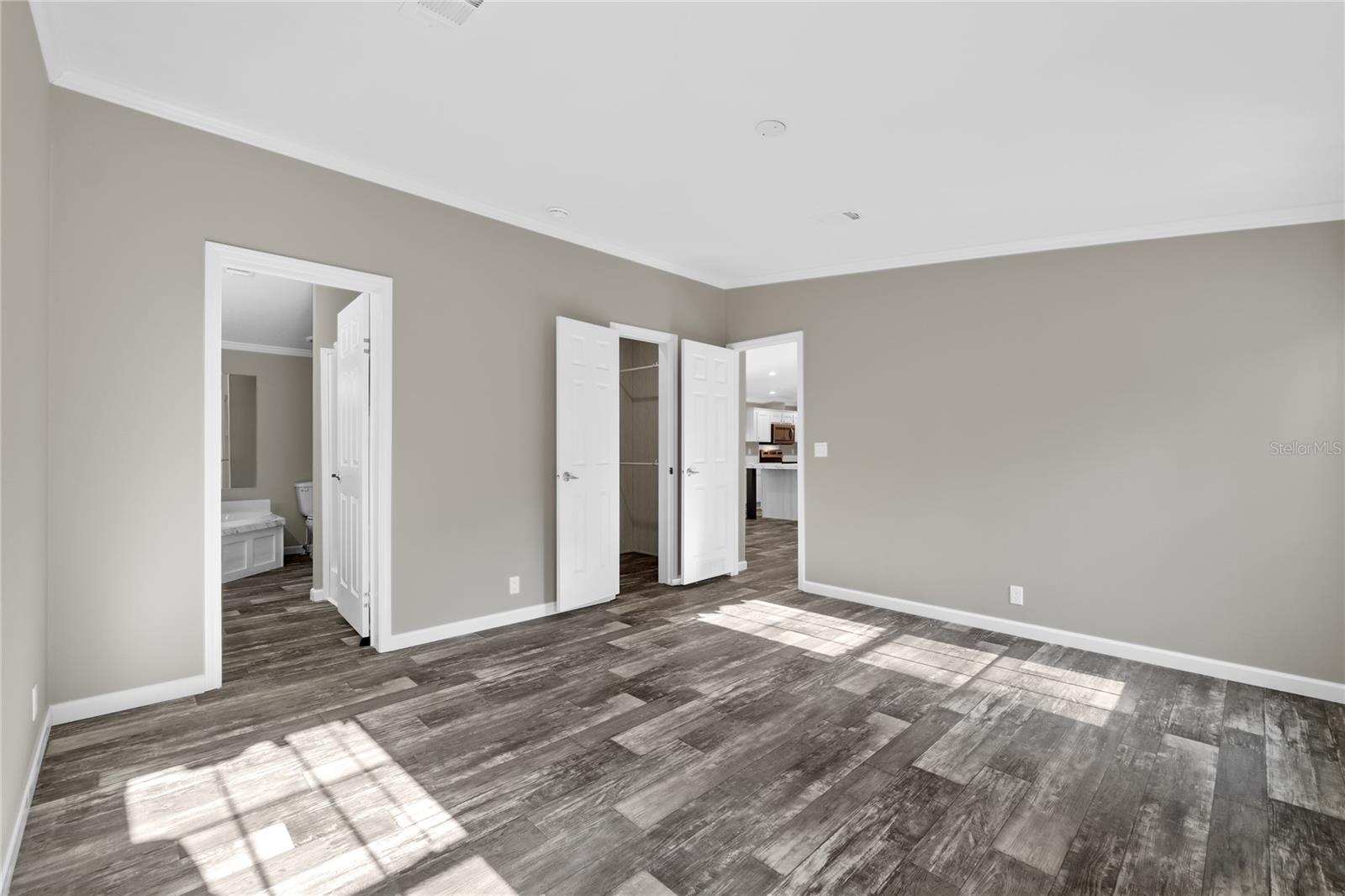 Primary Bedroom w/ Walk-in Closet & En-Suite Bathroom