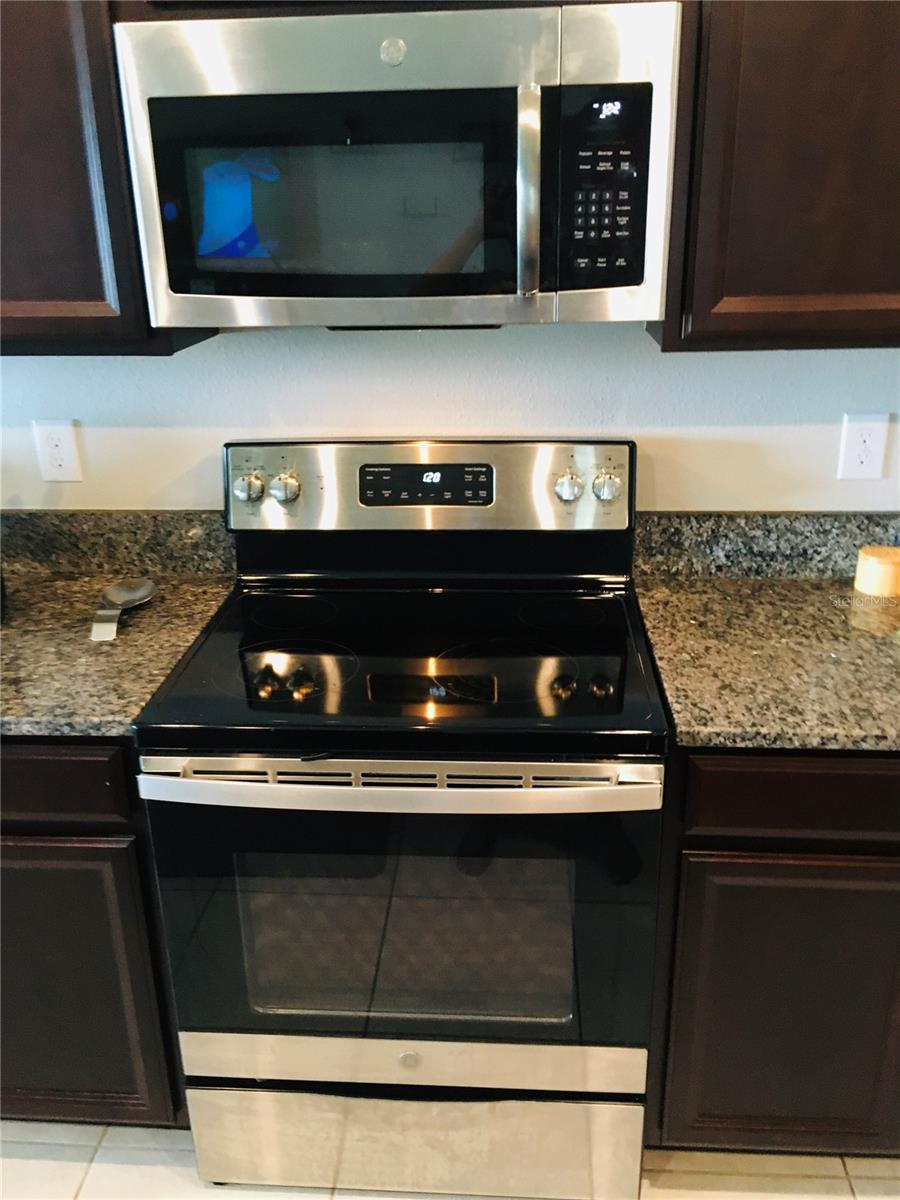 GE Oven and Microwave Appliances Package