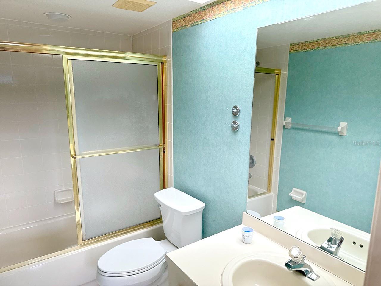 bathroom (third floor)