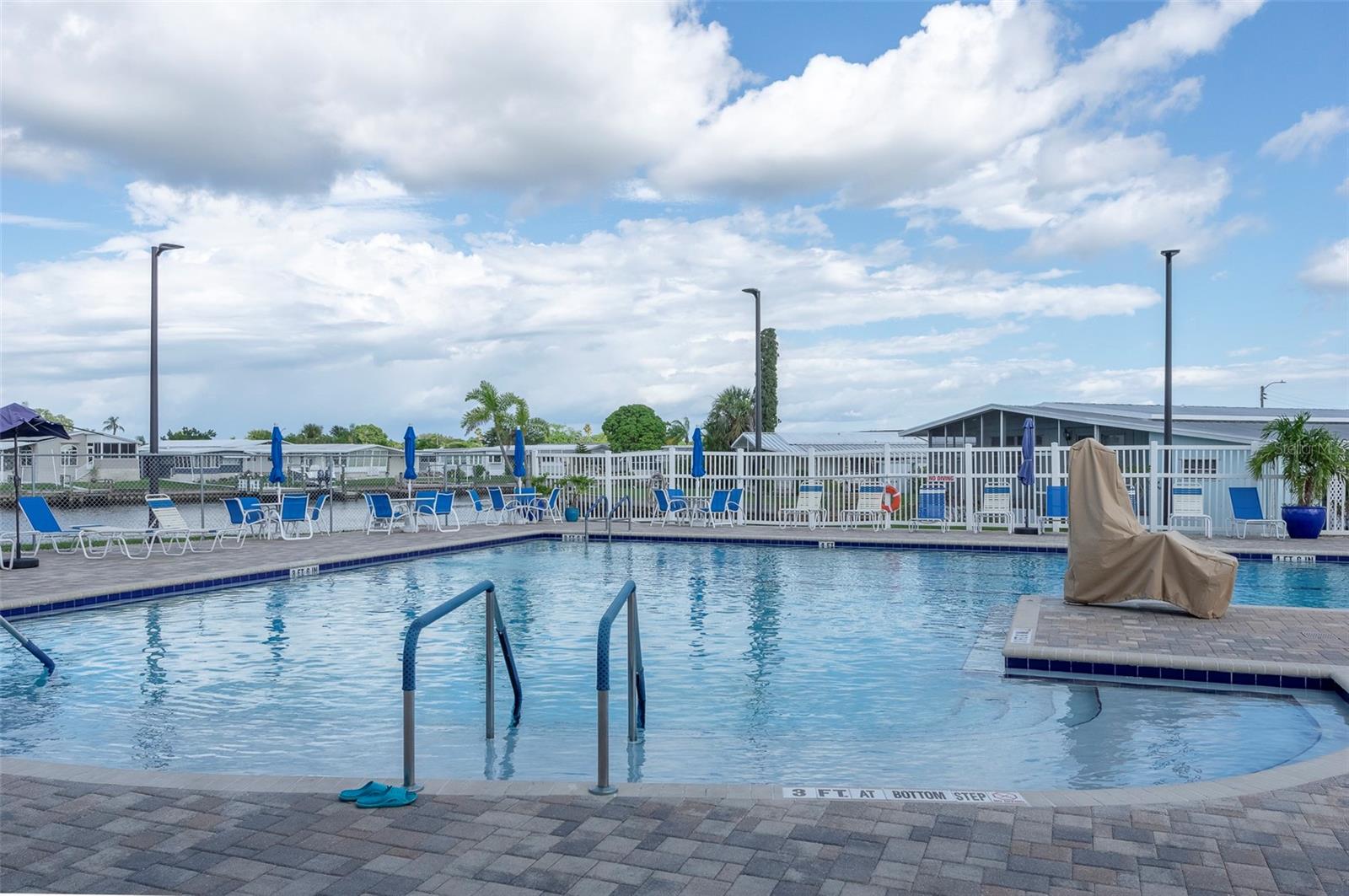 SWIM ALL YEAR LONG!   LARGE SWIMMING POOL WITH DISABILITY ACCESS