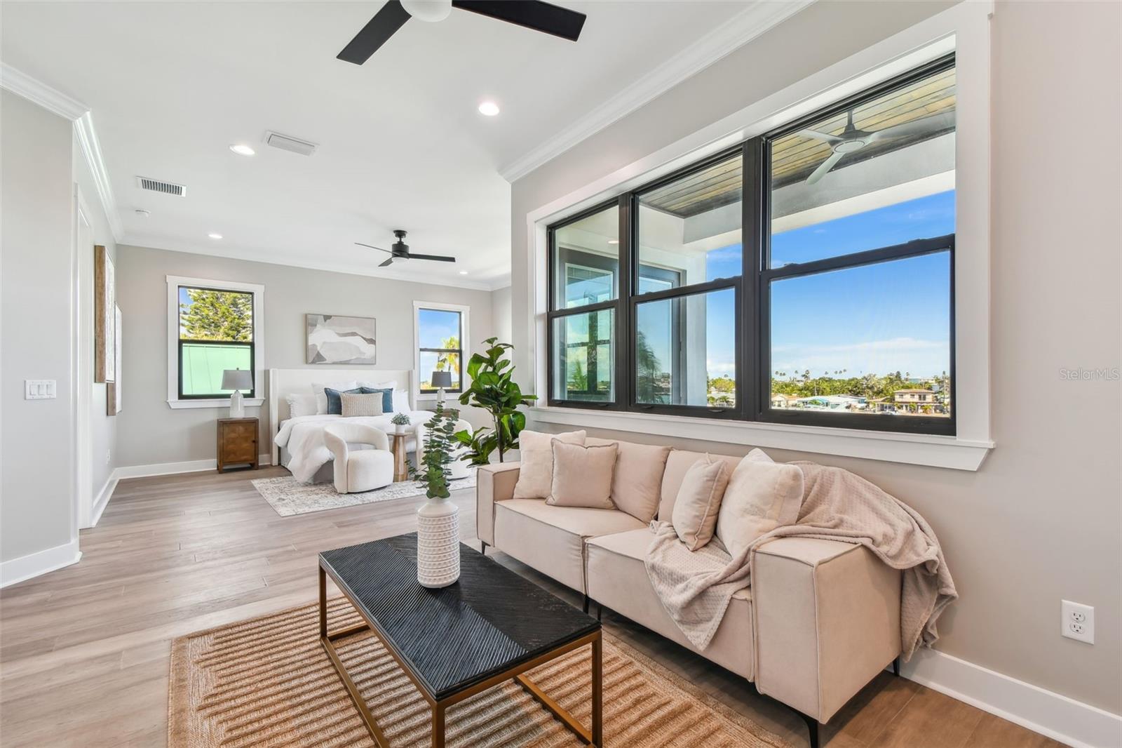 Master Sitting Area & Wet Bar