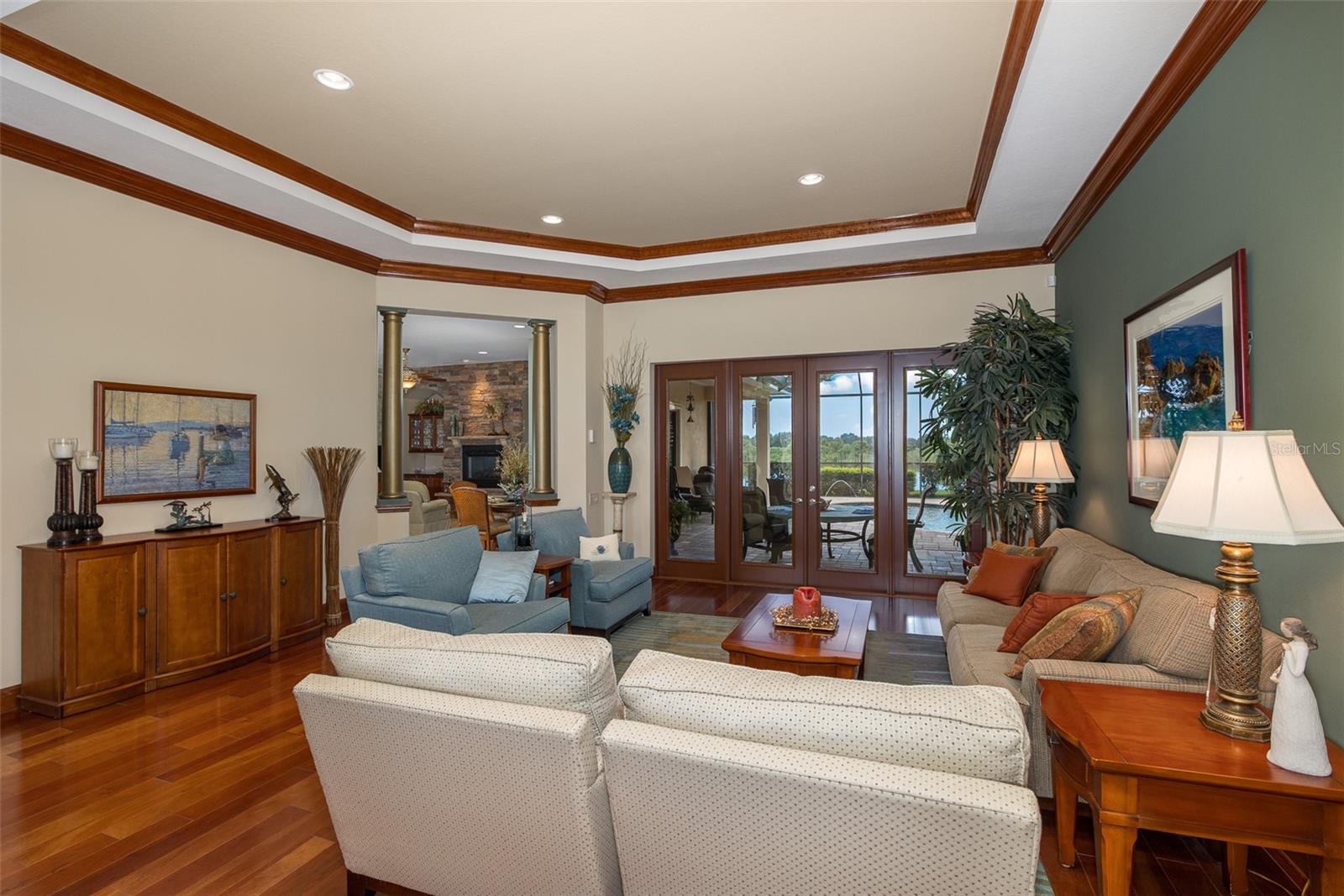 Formal Living room w/Tray Ceiling