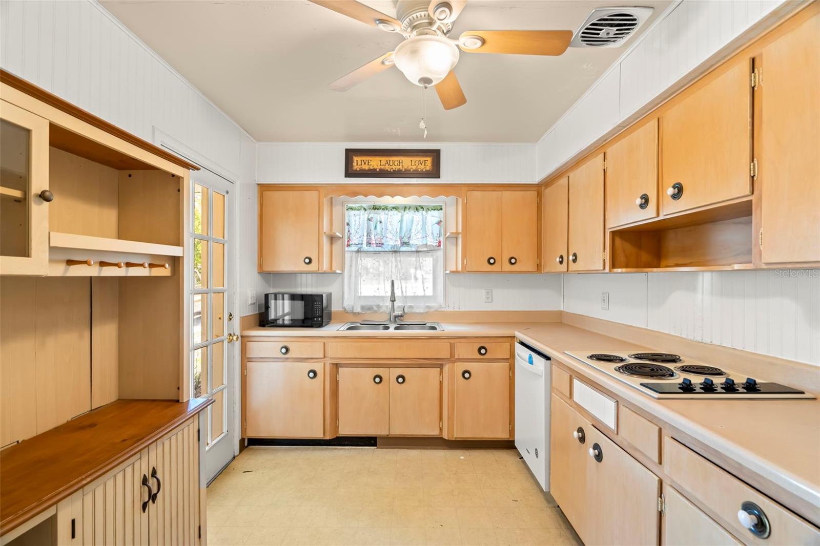 Give this retro kitchen a facelift or completely re-design to your taste!