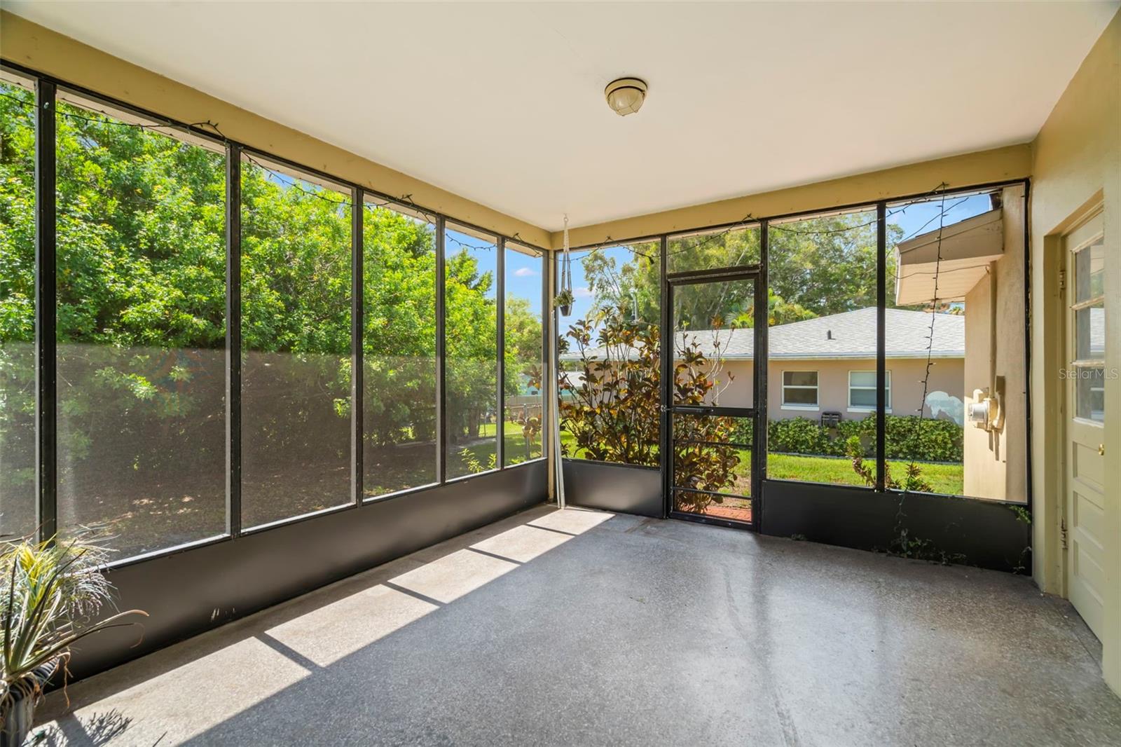 Spacious screened-in lanai