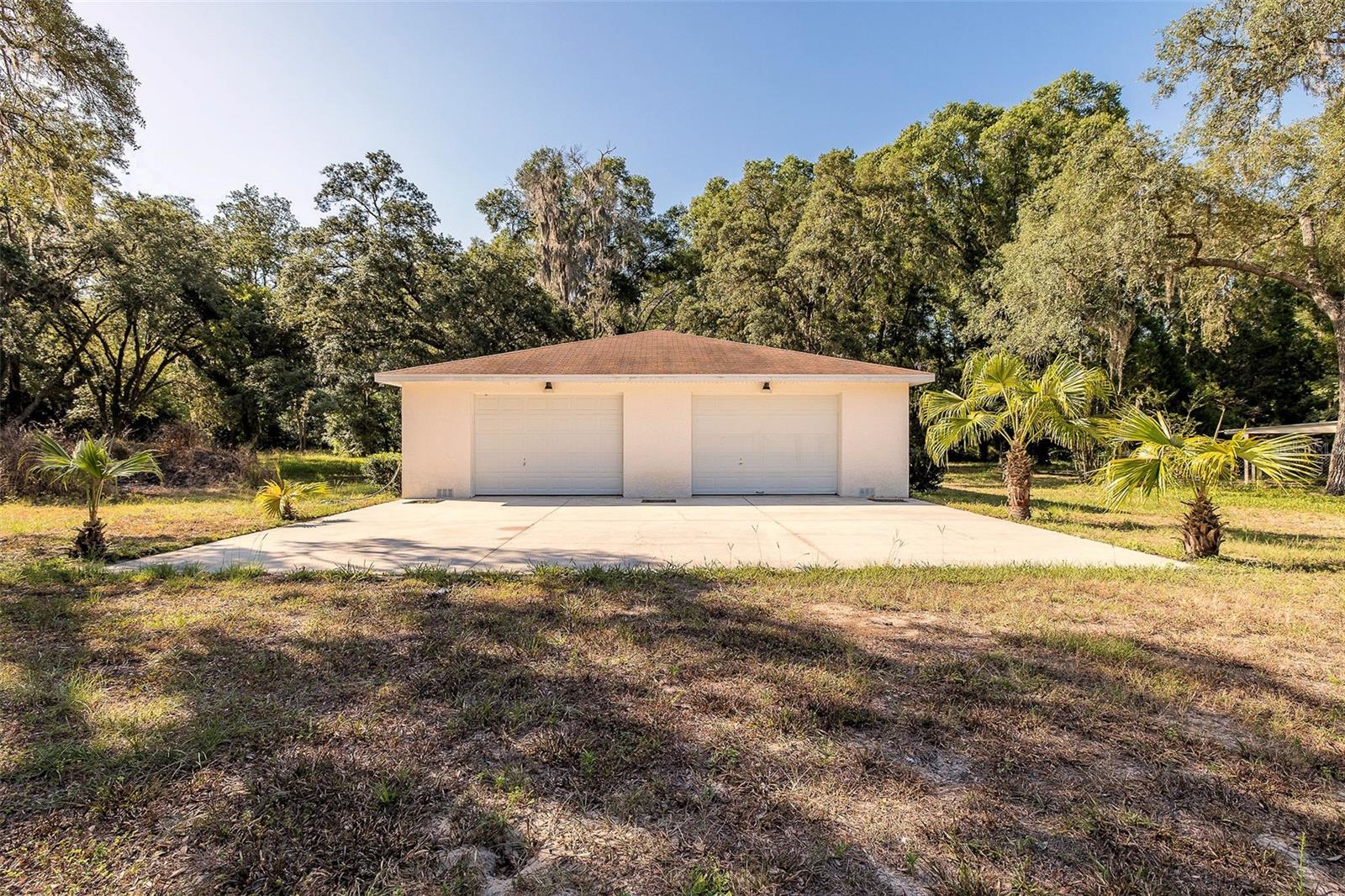 4+ Garage/Workshop with 3 bay doors and electric