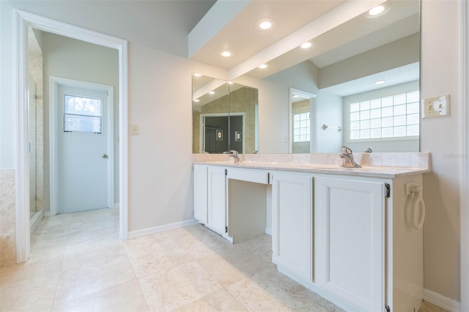 primary bath with dual sinks