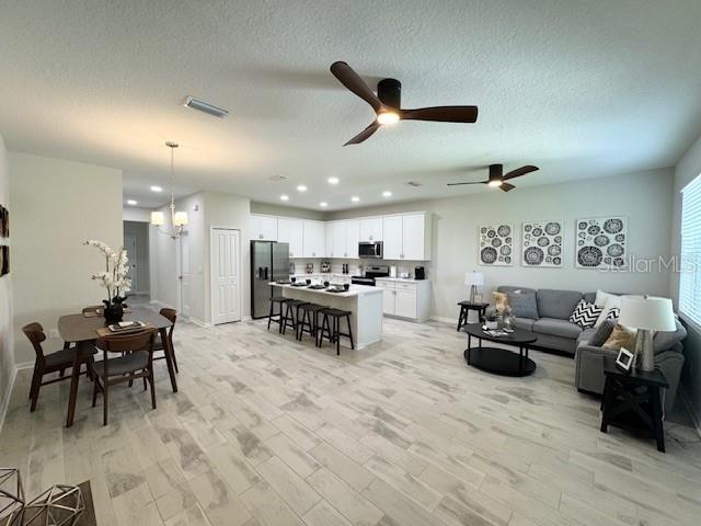 Open Floor Plan, Great for Entertaining!