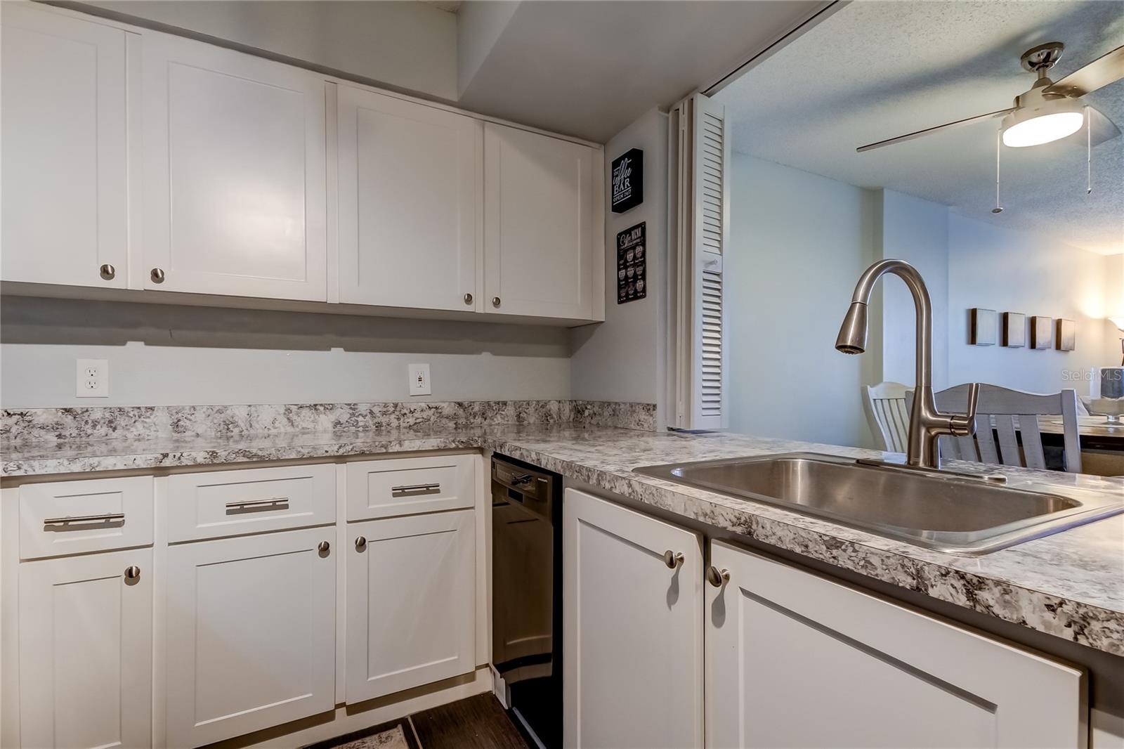 Kitchen with all major appliances