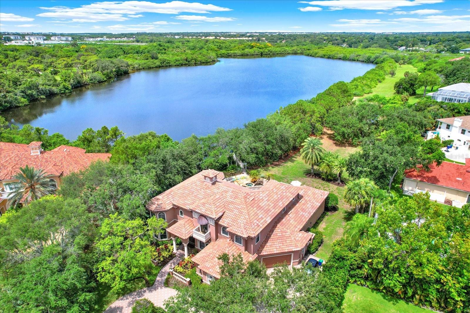 Huge Backyard and Lake Access