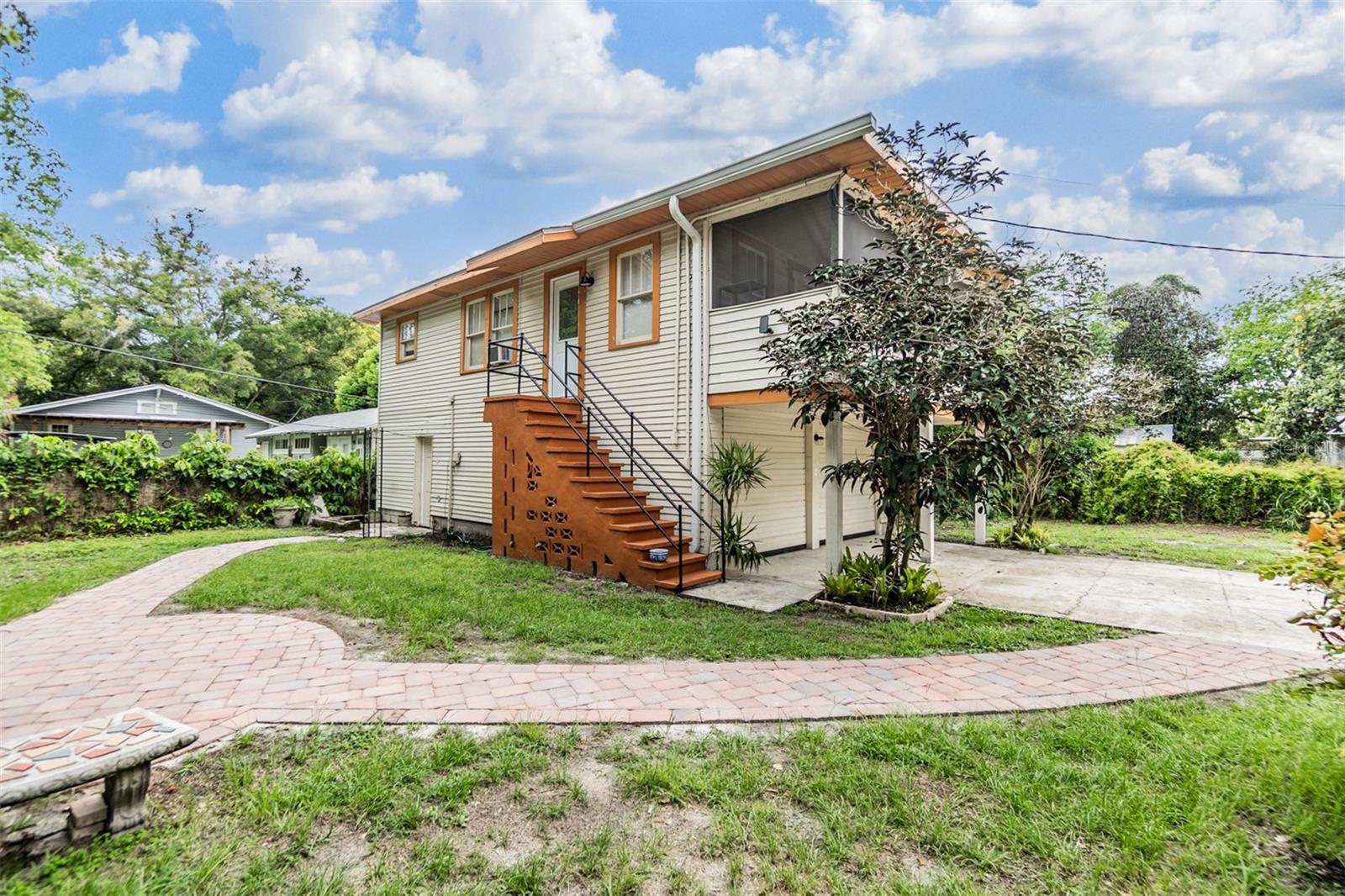 Garage Apartment. 1 bed/1.5 bath + Laundry