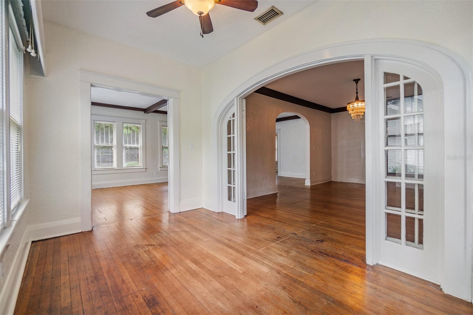 Bonus window room! Look at those curved doors!