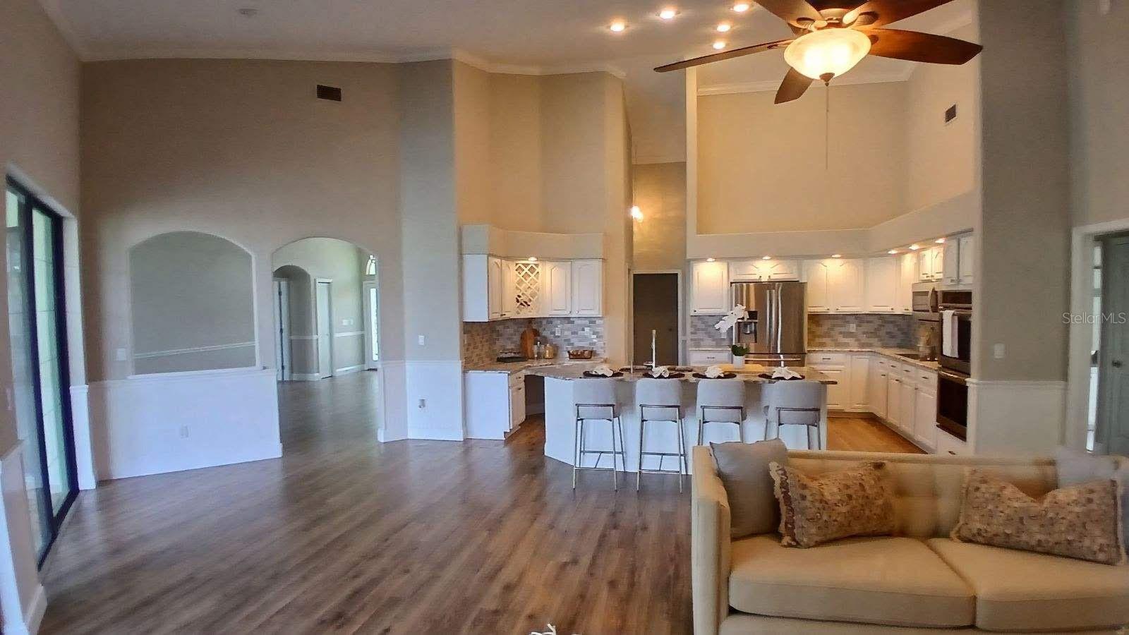 Perfect place for a breakfast table in the corner under the arch.