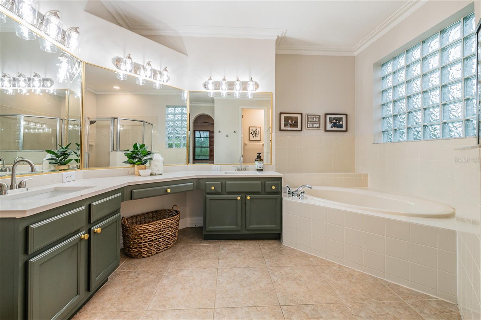 Primary bath with quartz countertops