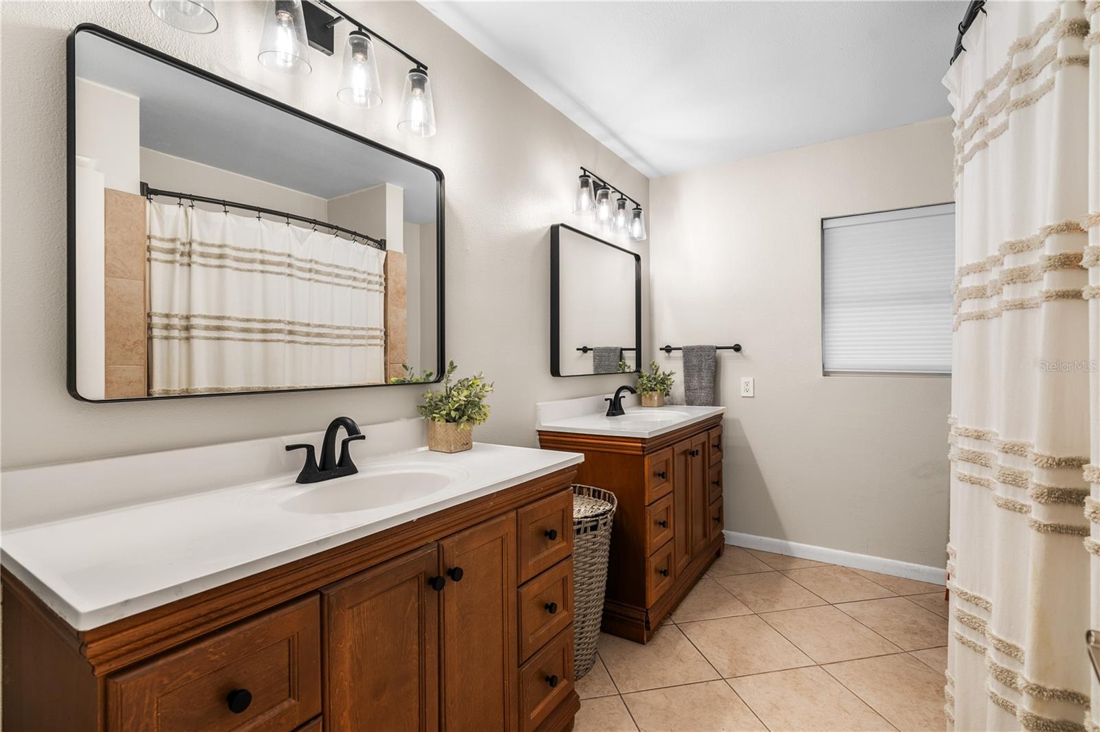 Dual sinks in bathroom