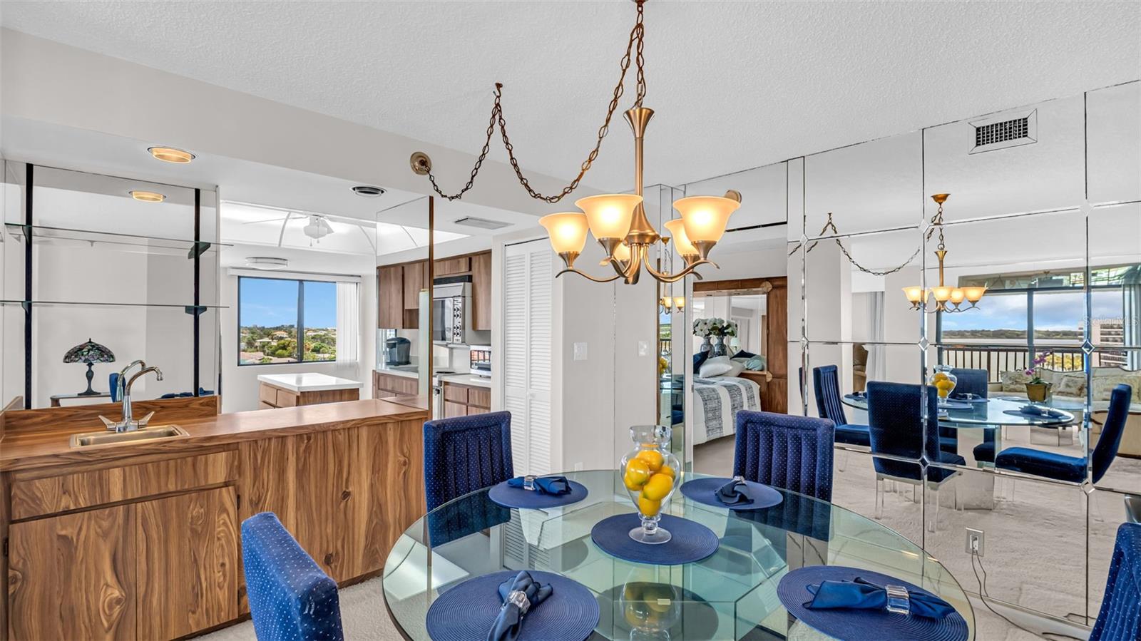 Dining room / Wet Bar