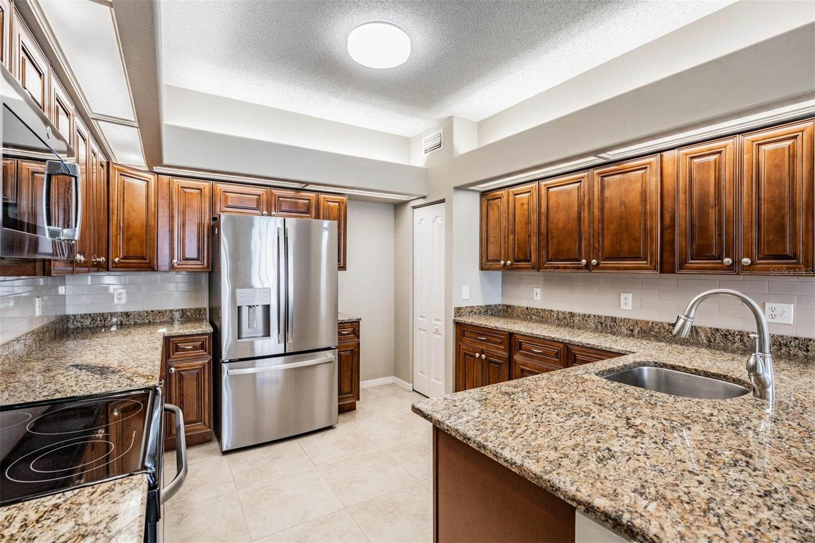 Granite counters/lots of storage